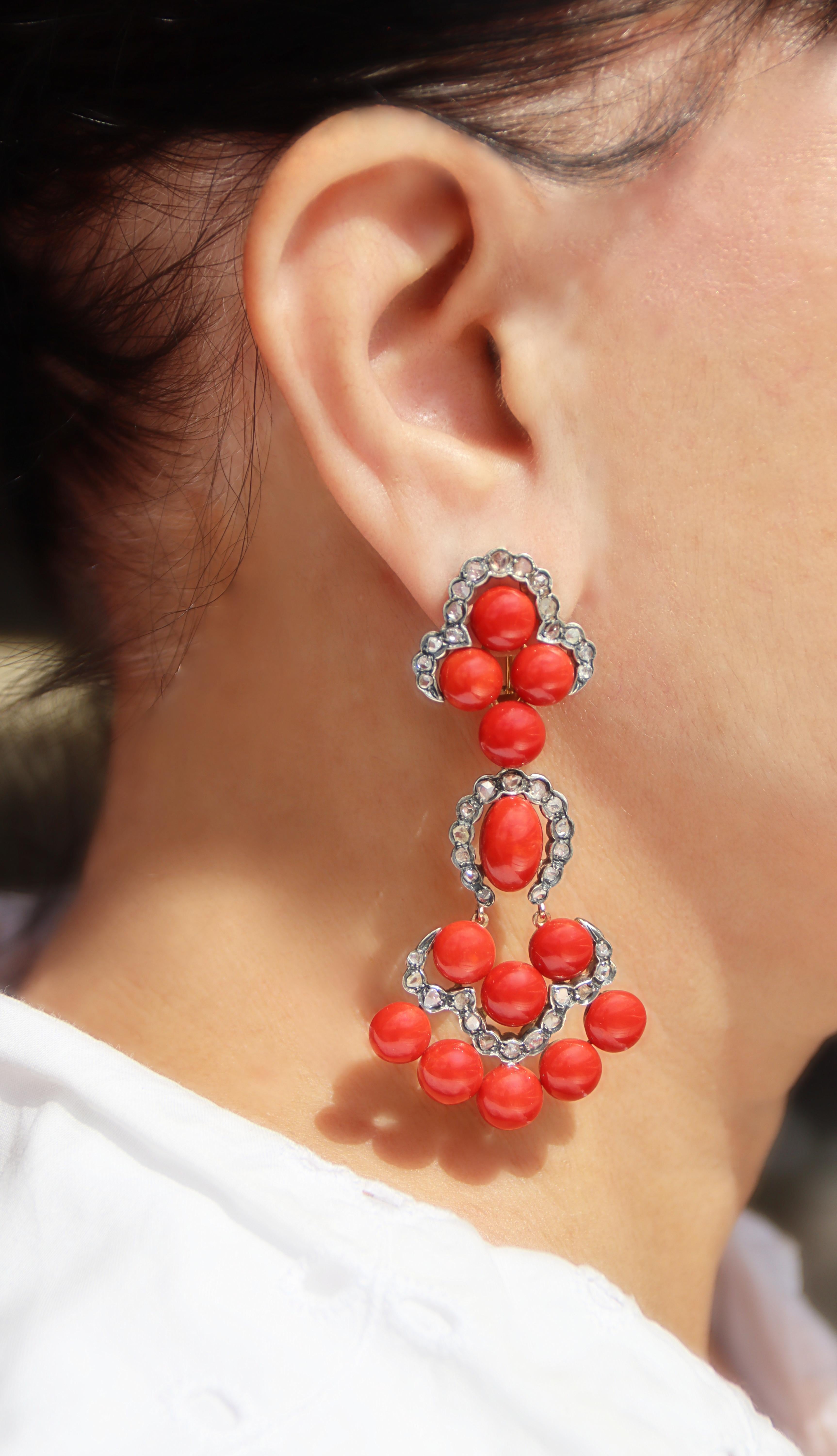 Boucles d'oreilles pendantes en or jaune 14 ct et corail de Sardaigne serties de diamants taillés en rose en vente 1