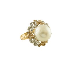 Anillo en racimo con diamantes talla rosa, perla blanca y tema floral en oro rosa y blanco