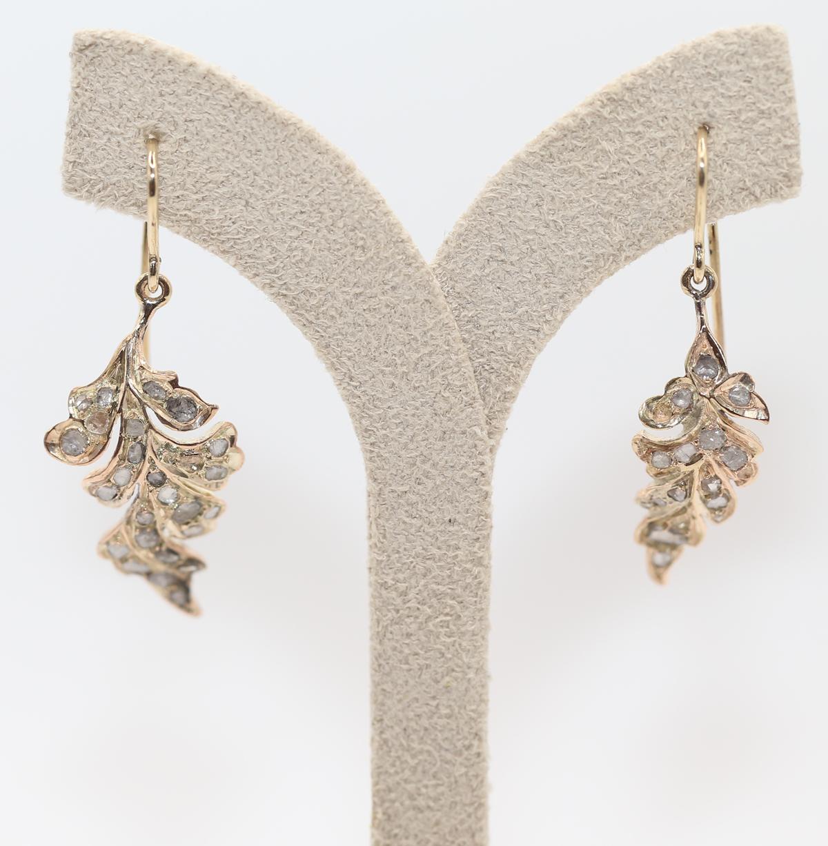 Pendientes Hojas de Oro Amarillo con Diamantes talla Rosa. Creada hacia 1890.

Dos enormes hojas totalmente engastadas con Diamantes talla Rosa se mueven libremente con el movimiento de la cabeza. Artículo de joyería antigua fina y artística. Listo