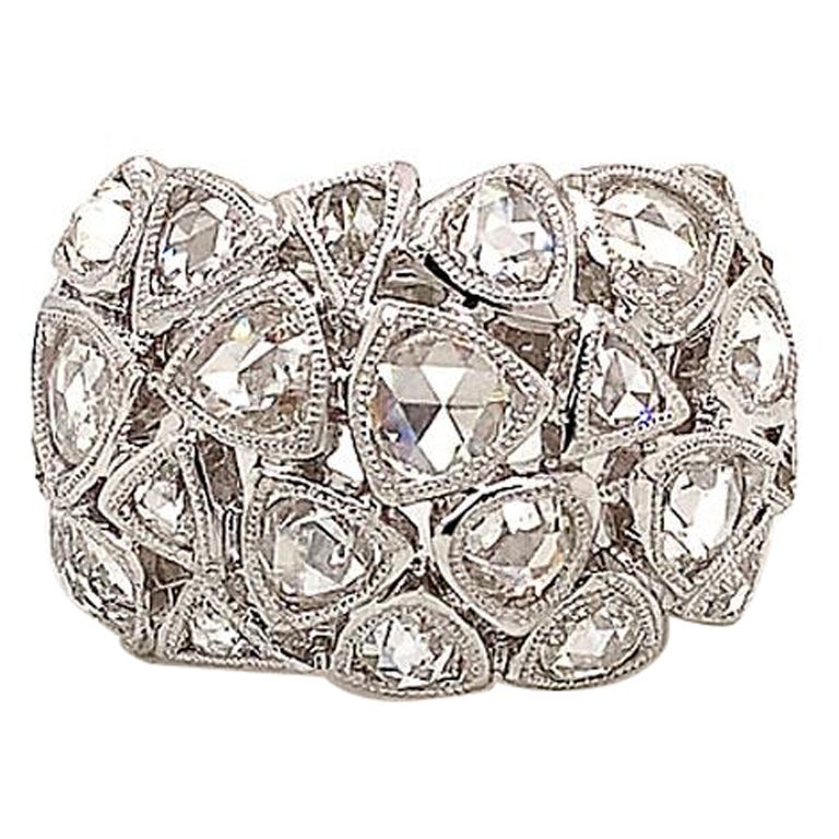 Bague dôme en or blanc 18 carats à multiples diamants taillés en rose