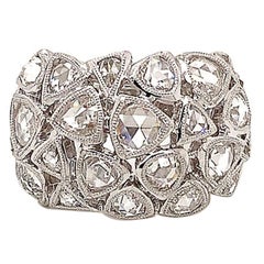 Bague dôme en or blanc 18 carats à multiples diamants taillés en rose