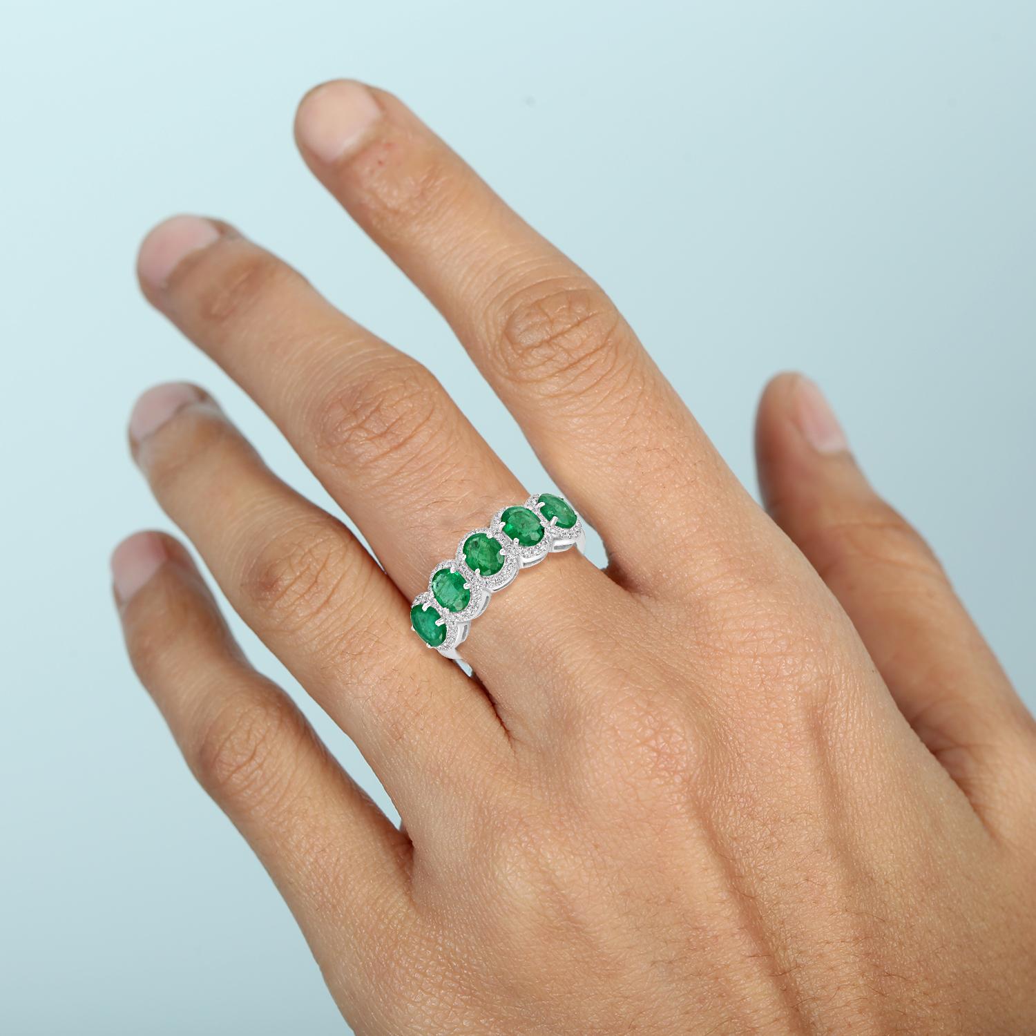 Cette bague magnifiquement travaillée présente en son centre une émeraude zambienne de 1,33 carat, taillée en rose, entourée de 0,23 carat de diamants étincelants. Serties dans de l'or 18 carats, la douce brillance de la taille rose et la riche