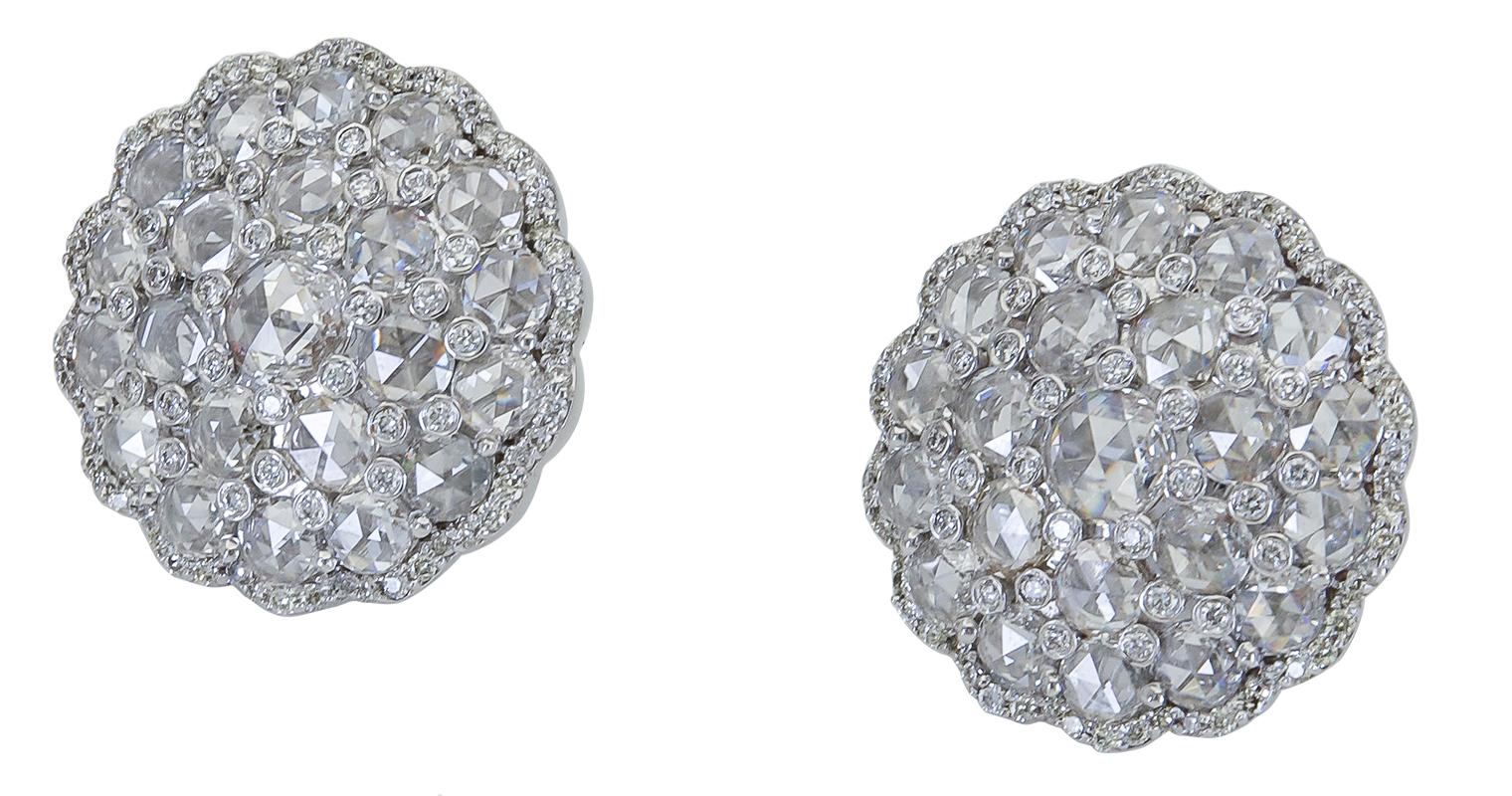 Boucles d'oreilles en forme de fleur mettant en valeur une grappe de diamants ronds taillés en rose et terminées par un bord en diamant brillant. Fabriqué en or blanc 18 carats.
0.84 pouces de diamètre.