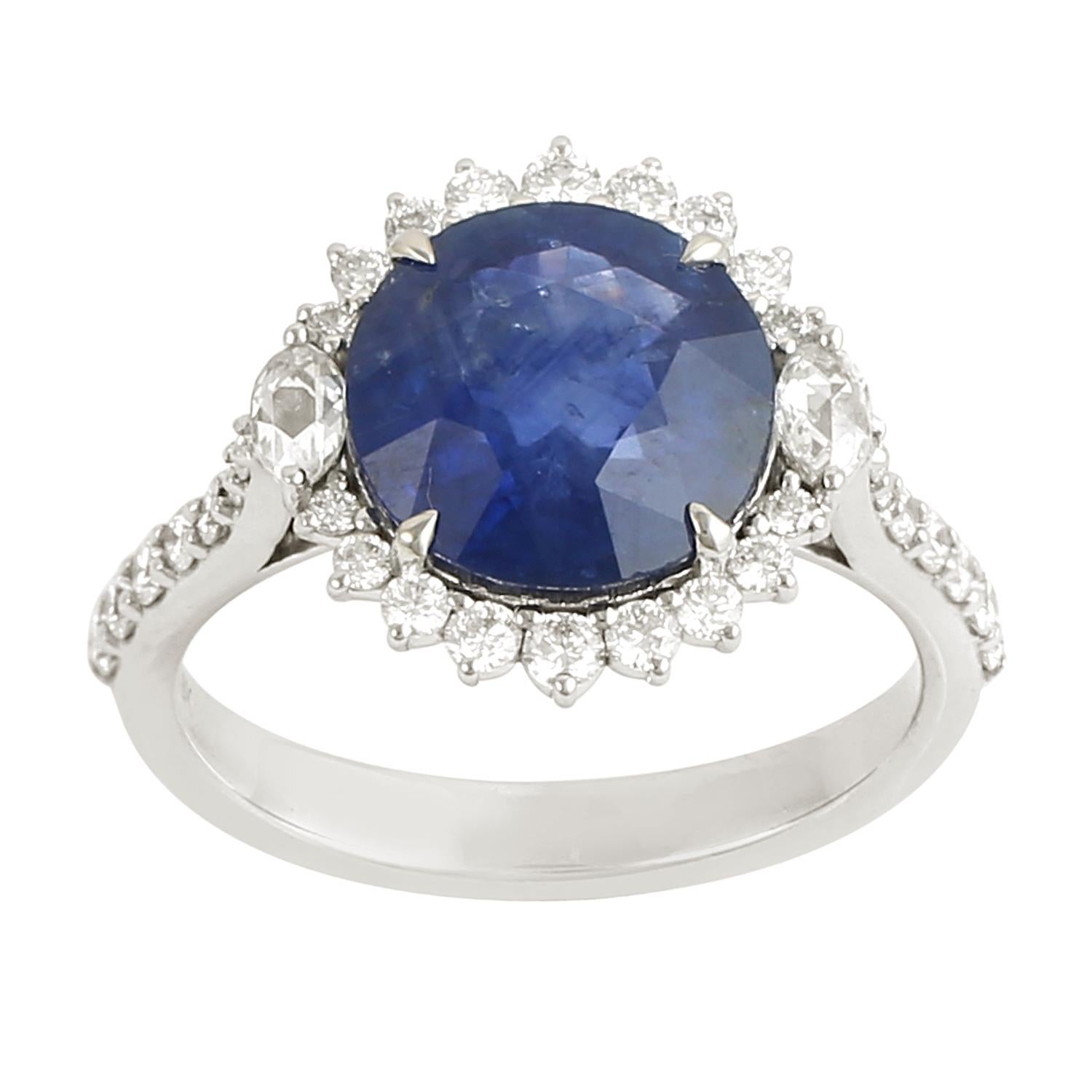 Anello da cocktail con zaffiro blu rotondo taglio rosa e diamanti in oro 18 carati In condizioni Nuovo in vendita a New York, NY