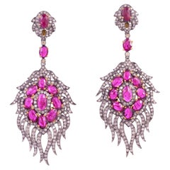 Pendants d'oreilles en or et argent 18 carats avec rubis taille rose et diamants pavés