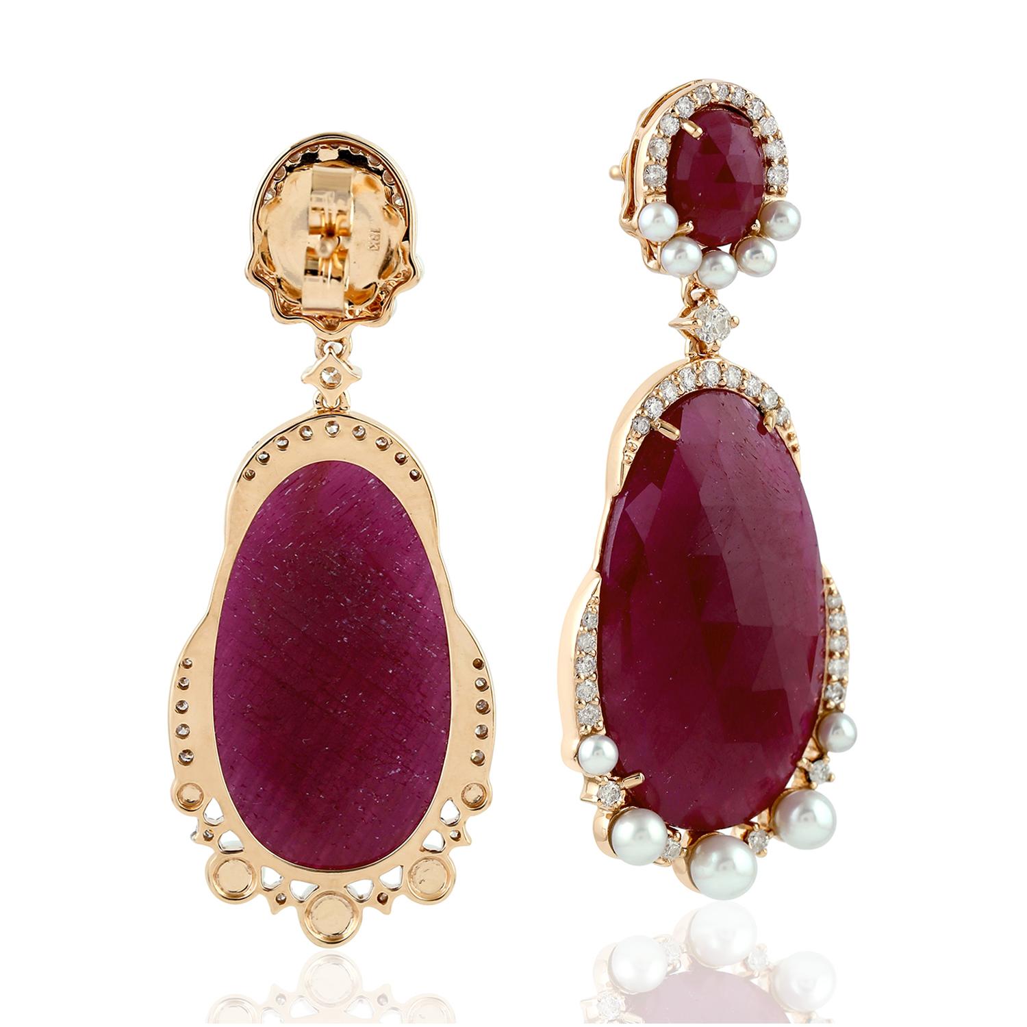 Artisan Boucles d'oreilles pendantes en or rose 18 carats avec perles et diamants en vente