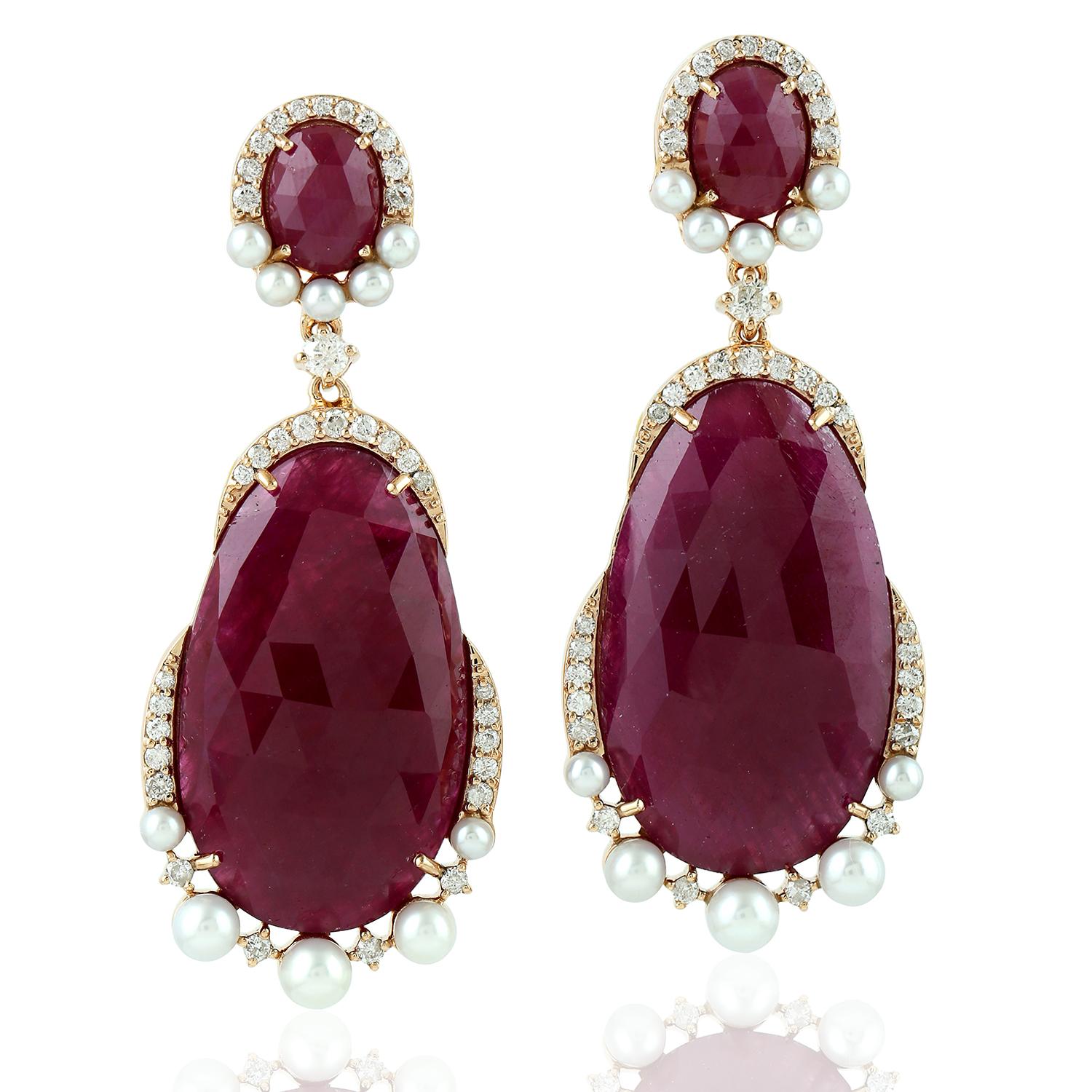 Taille mixte Boucles d'oreilles pendantes en or rose 18 carats avec perles et diamants en vente