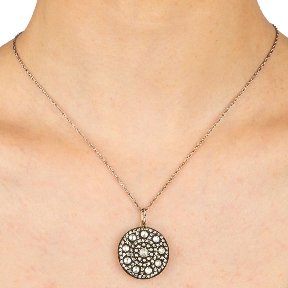 Un bellissimo pendente incrostato di diamanti che ricorda l'antica Moscovia, fittamente incastonato con bande co-centriche di diamanti rosa, montato in argento e oro rosa 9k, con il rovescio raffigurante motivi floreali stilizzati repoussé. 

Con