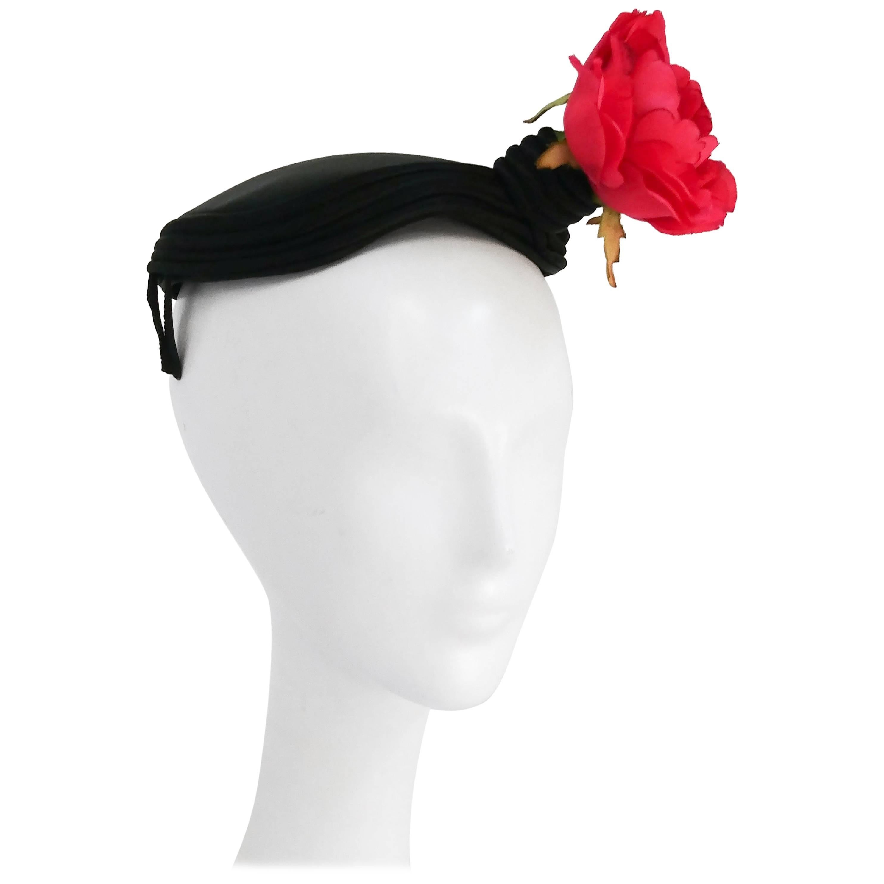 Chapeau orné de roses, années 1950
