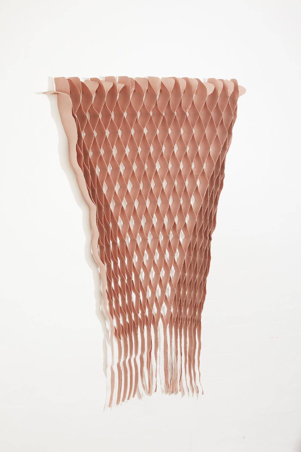Arte da parete Rose Flow di Applicata
Dimensioni: D. 10 x L. 100 x H. 150 cm
Materiali: Tessile.

Disponibile nei colori blu, marrone, rosa e sabbia.

La Collection'S è una serie di opere d'arte tessile fatte a mano che affondano le radici nelle