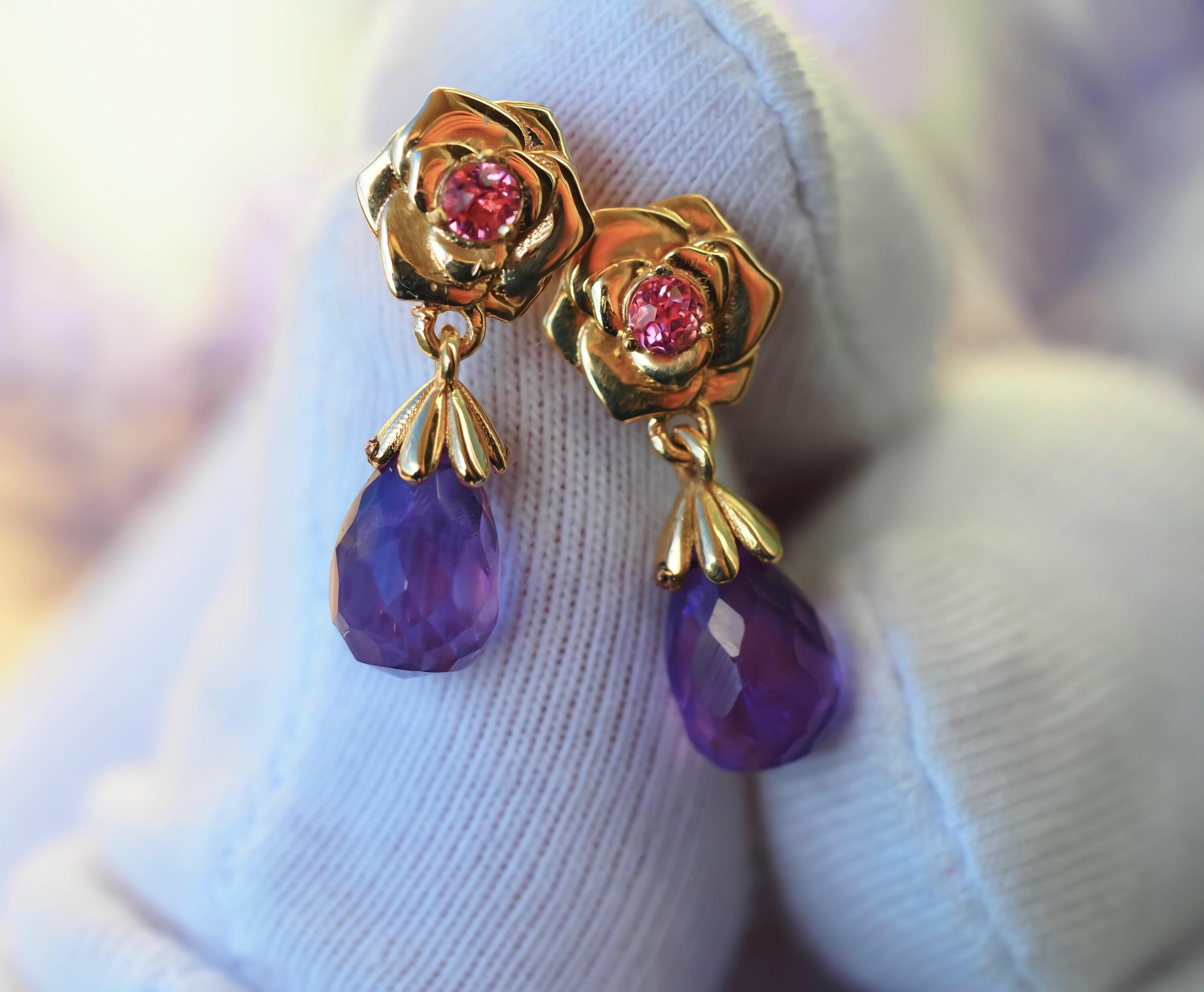 Rose flower earrings in 925 silver.

Metal type: 925 silver
Weight: 2.4 g
Size: 18.5 x 8 mm.

Central stones: Amethysts
Cut: Briolette, 2 pieces
Total weight: 2.20 ct.
Color: Lavender
Clarity: Transparent with inclusions.

Side stones:
Sapphires - 2