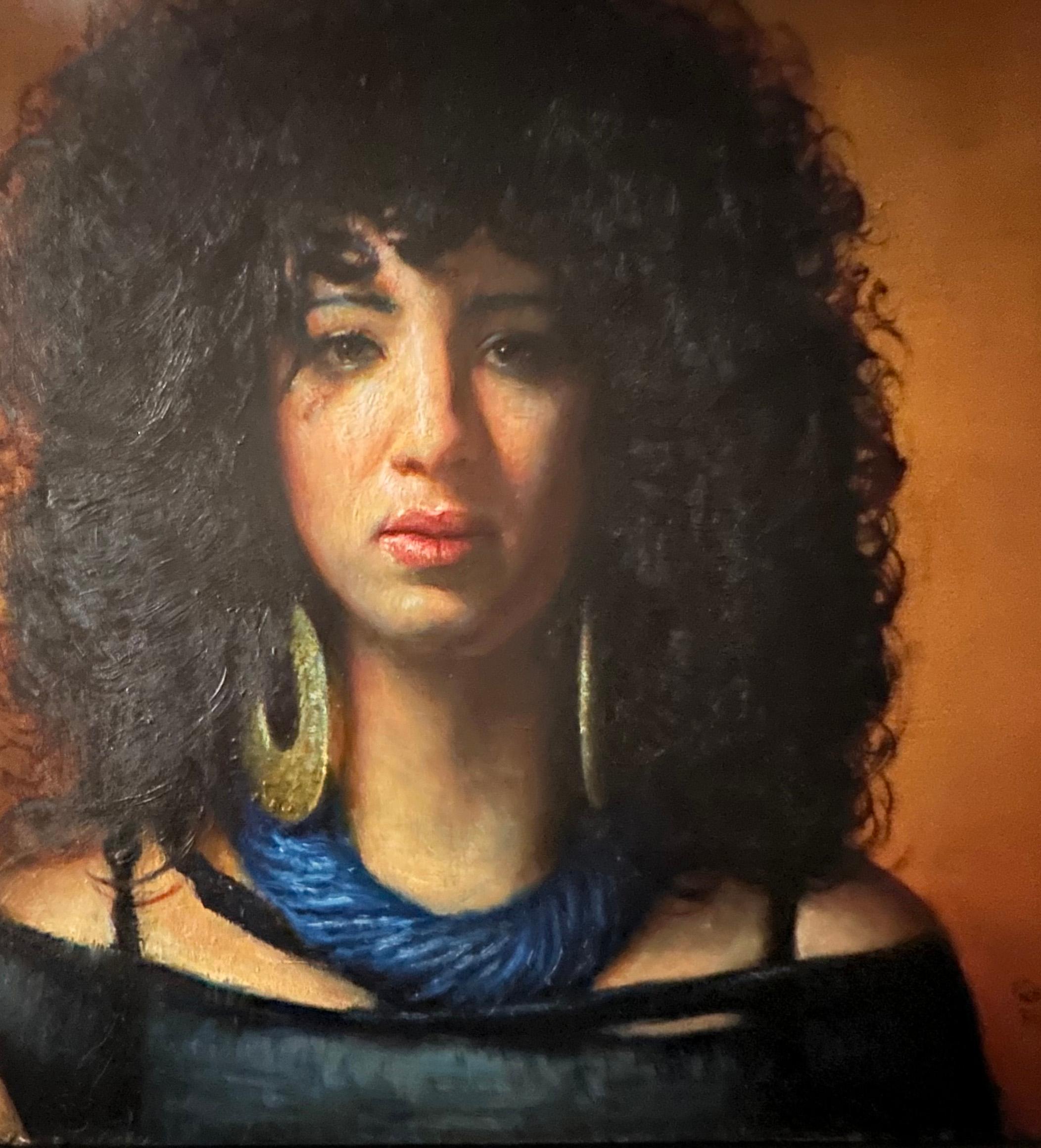 Deanna, Maquilladora - Retrato de mujer con pelo rizado y enormes pendientes de aro - Painting Contemporáneo de Rose Freymuth-Frazier