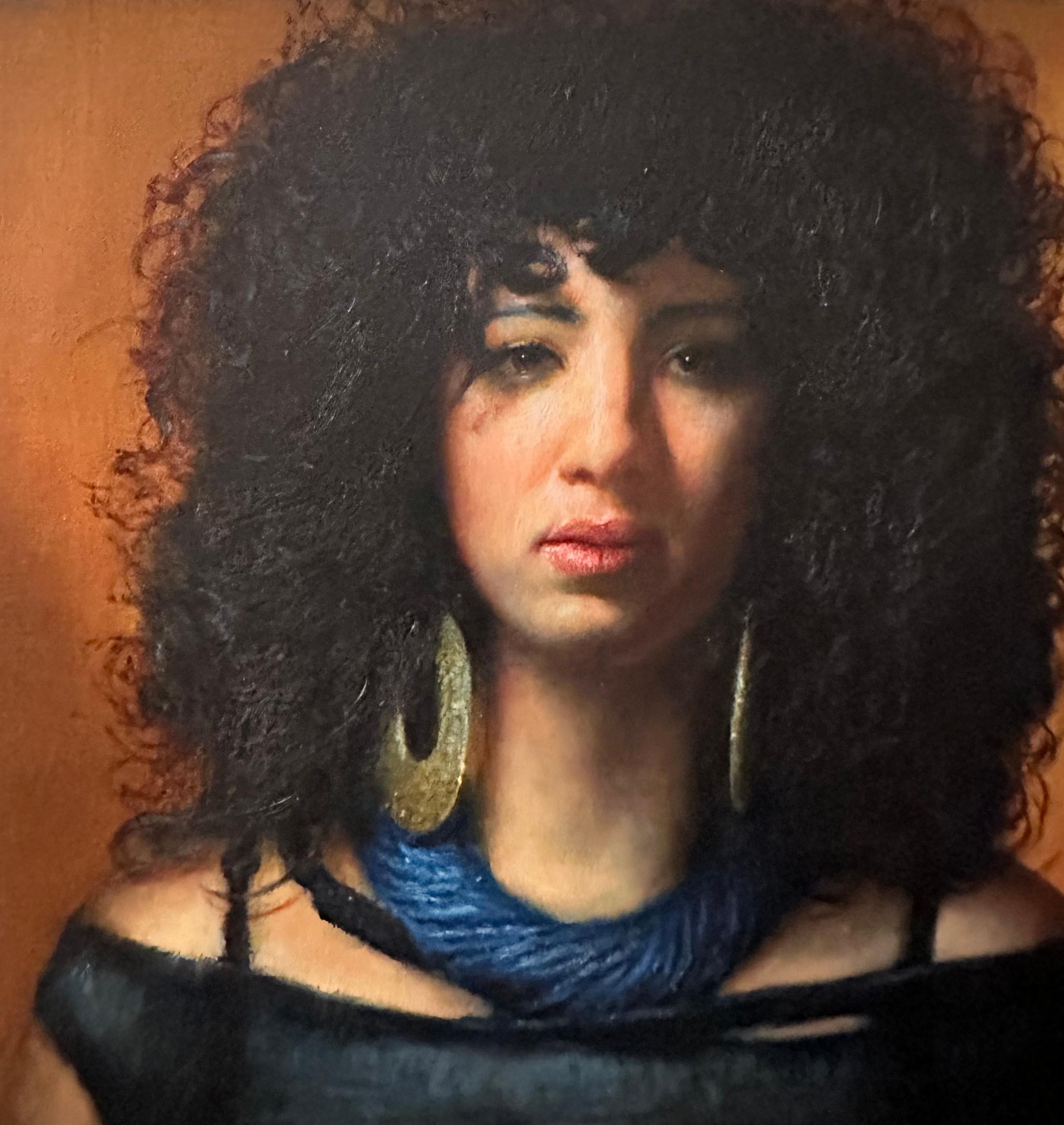 Deanna, Maquilladora - Retrato de mujer con pelo rizado y enormes pendientes de aro - Figurative Painting Negro de Rose Freymuth-Frazier