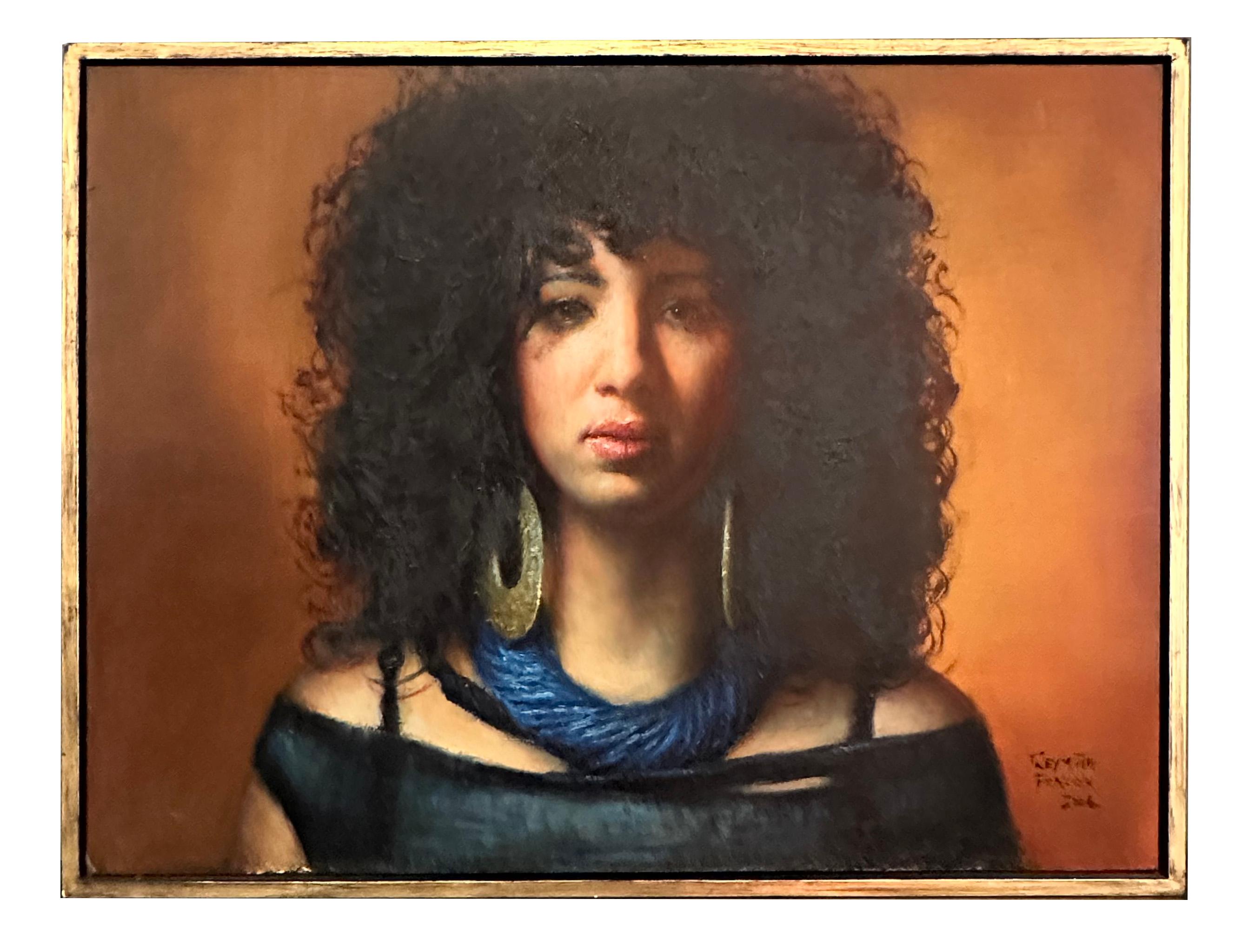 Este retrato contemporáneo de Deanna - Maquilladora, es un bello ejemplo del talento de la artista Rose Freymuth-Frazier.  La mirada descarnada del sujeto atrae al espectador para que lo mire más de cerca.  El vibrante fondo dorado le da un brillo