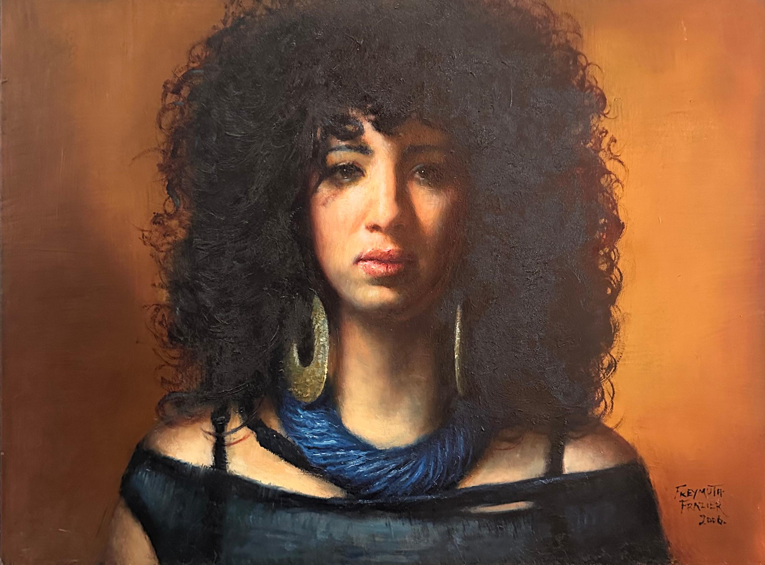 Deanna, Maquilladora - Retrato de mujer con pelo rizado y enormes pendientes de aro en venta 2