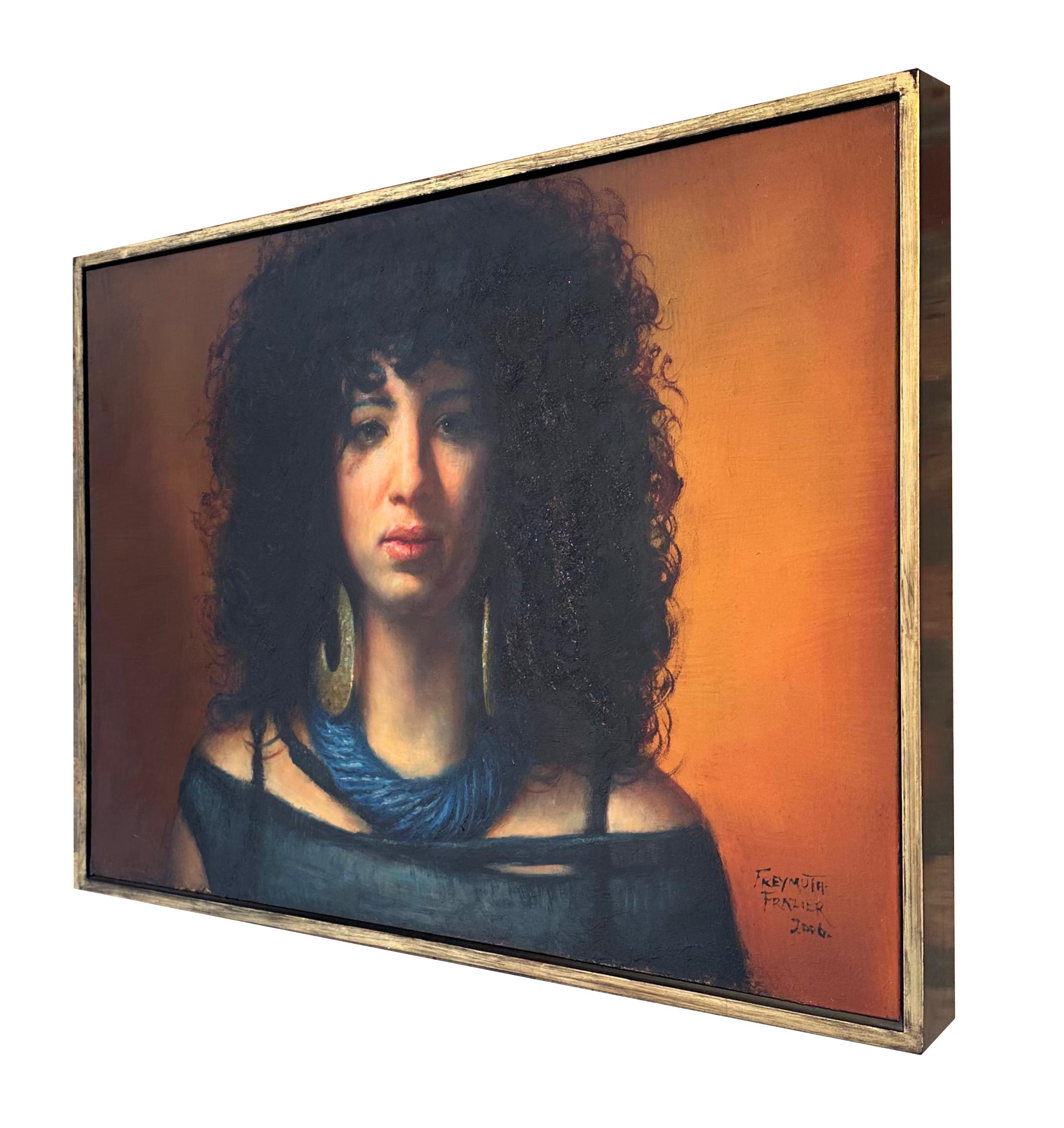 Deanna, Maquilladora - Retrato de mujer con pelo rizado y enormes pendientes de aro en venta 3