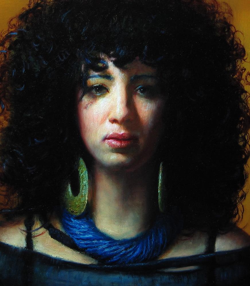 Deanna, Maquilladora - Retrato de mujer con pelo rizado y enormes pendientes de aro en venta 4