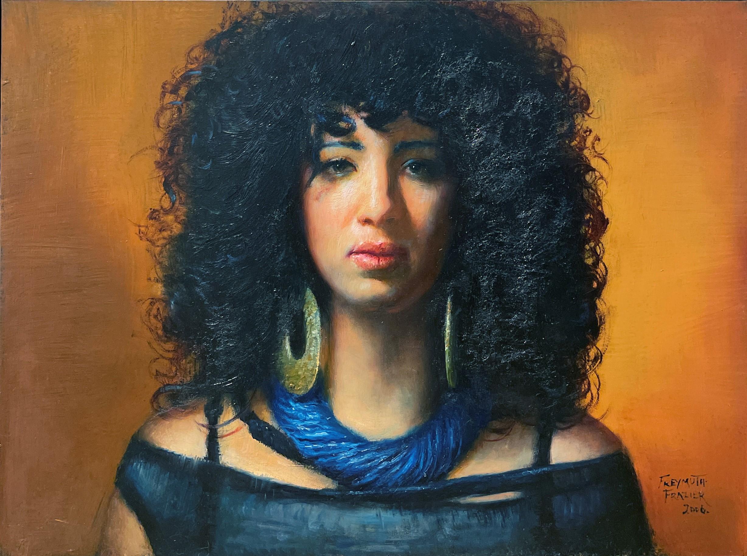 Figurative Painting de Rose Freymuth-Frazier - Deanna, Maquilladora - Retrato de mujer con pelo rizado y enormes pendientes de aro