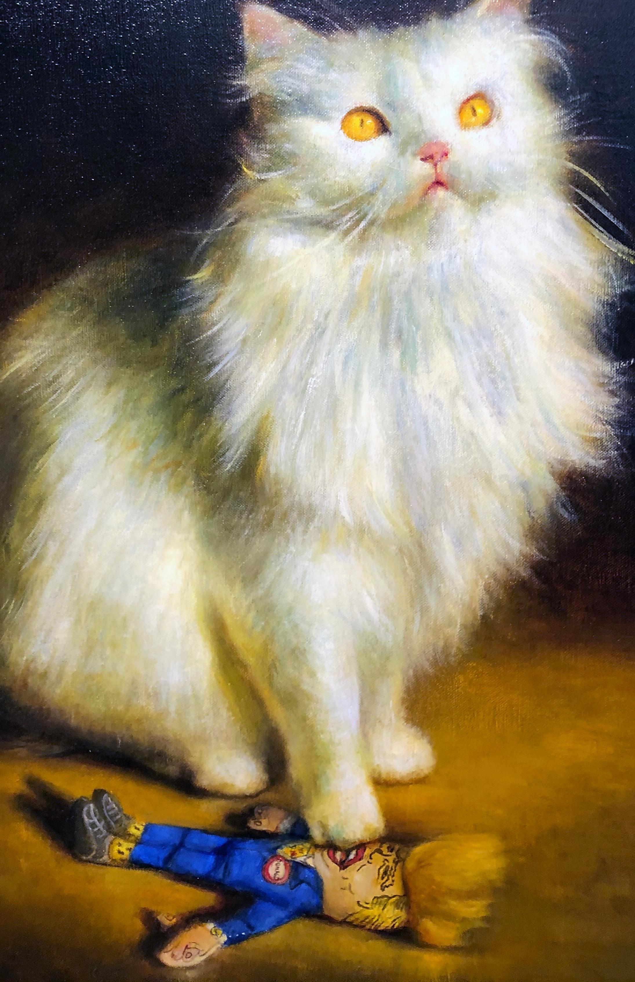 Ce chat persan blanc regarde vers le haut avec ses yeux jaunes fixés sur un objet inconnu hors du champ de vision du spectateur.  Mais ce qui retient l'attention, c'est l'objet que le chat a pris sous sa patte - une effigie du 45e président. 