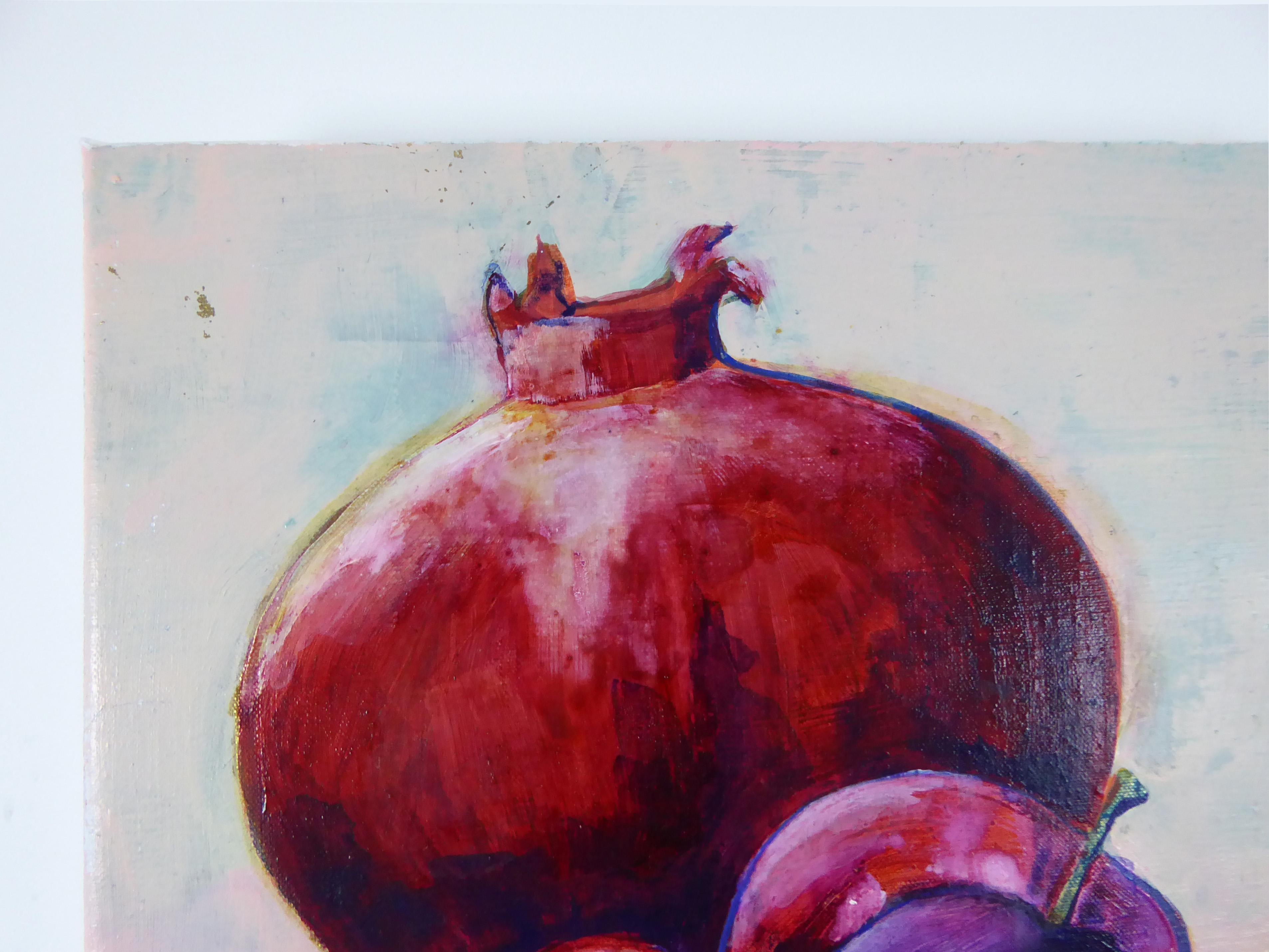 Still Life With Pomegranate è un'esclusiva natura morta espressionista moderna dipinta con toni vibranti di lavaggio acrilico e pastello a olio dall'artista contemporanea britannica Rose Fulbright. 

L'opera è firmata e viene fornita con un