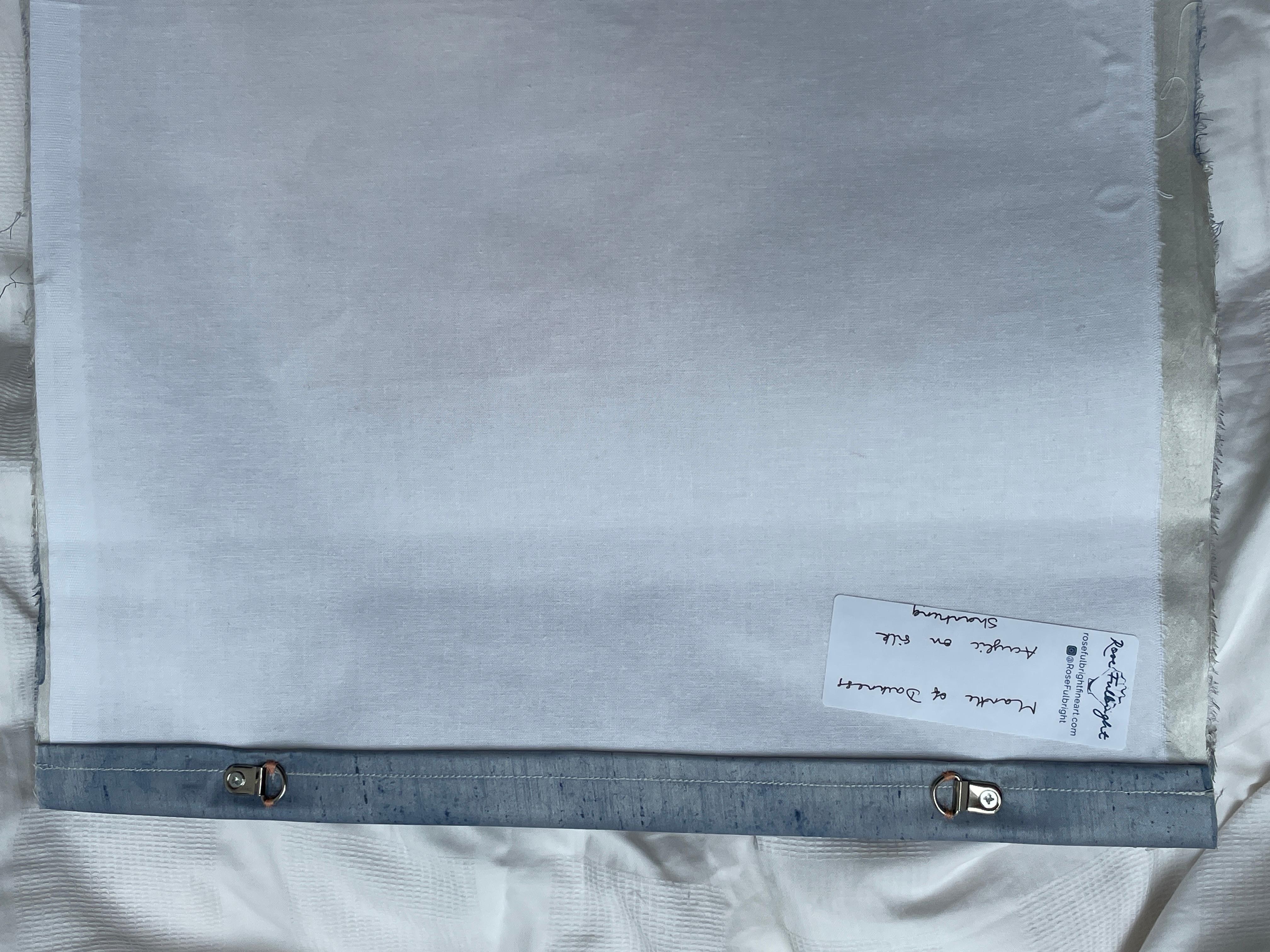Manteau des ténèbres 

Il s'agit d'une peinture unique à l'acrylique sur shantung de soie texturée, réalisée par l'artiste contemporaine britannique Rose Fulbright pour en faire une tenture murale. 
L'œuvre est signée et accompagnée d'un certificat