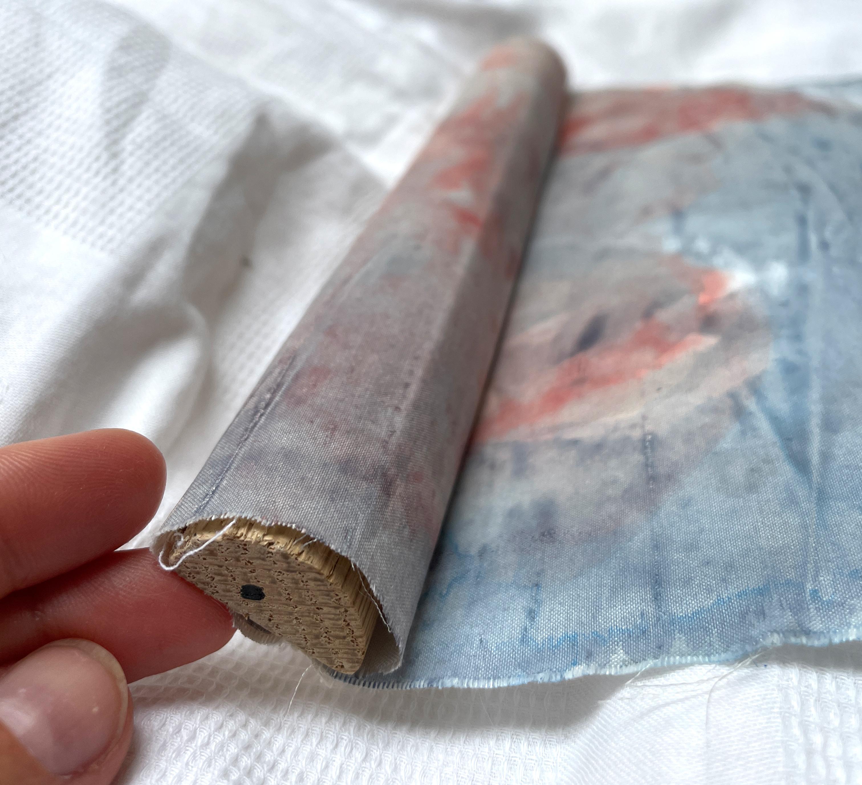 Whiting Moon 

Questo è un dipinto unico in acrilico su shantung di seta testurizzato, realizzato dall'artista contemporanea britannica Rose Fulbright. 
L'opera è firmata e viene fornita con un certificato di autenticità, oltre a tasselli e ganci in