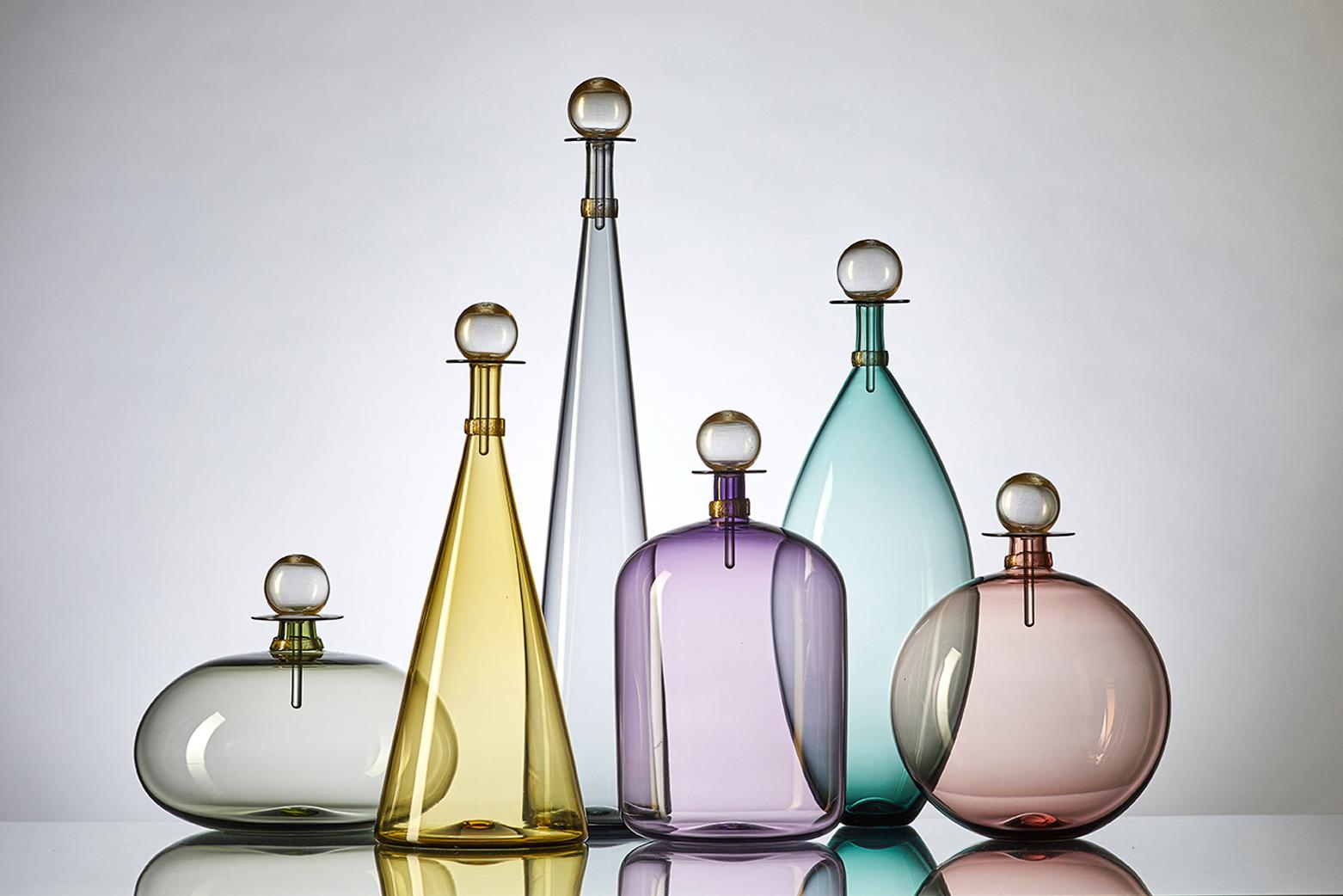 Farbige runde Glasflasche mit goldenem Stopfen:: mundgeblasene Vase von Vetro Vero (Handgefertigt)