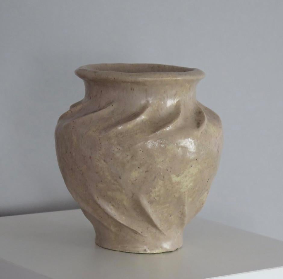 Vaso in ceramica smaltata rosa. Firmato da un artista sconosciuto. Francia, circa 1950.