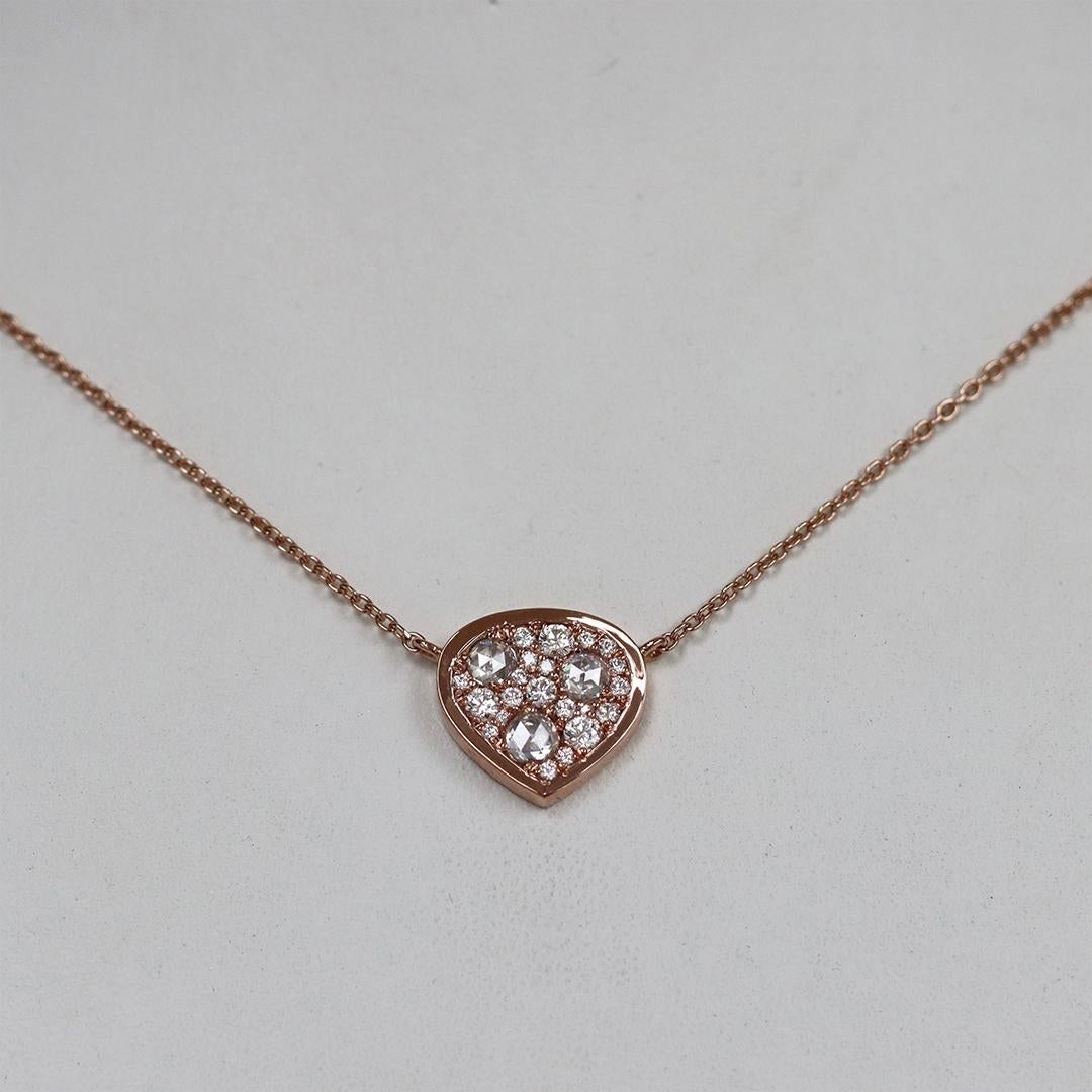 Unveil the beauty of Belgian craftsmanship with this handmade Rose gold pendant Necklace, featuring Natural white fancy shape rose-cut diamonds and white Brilliant-cut diamonds.
Unlike mass-produced pendants, Joke Quick’s creations are entirely