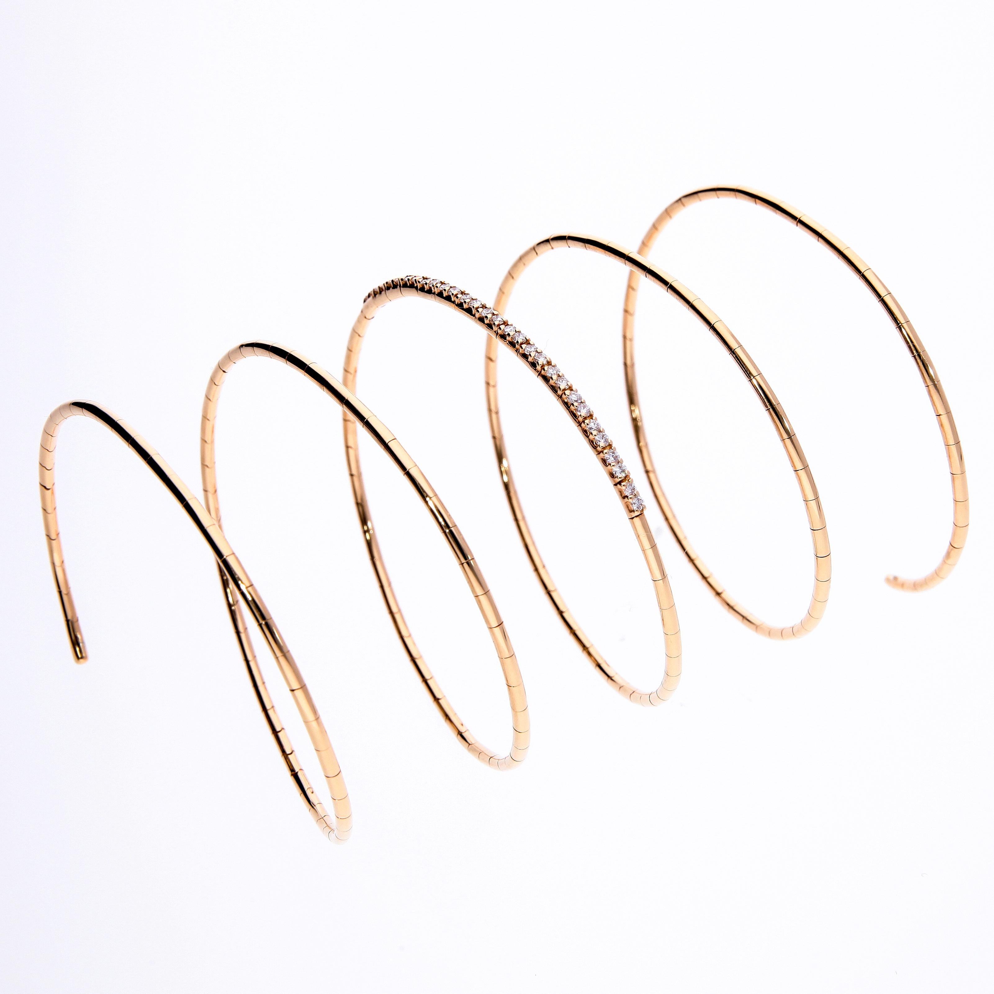 Taille ronde Bracelet en spirale élastique en or rose 18 carats avec 0,54 carat de diamants, fabriqué en Italie en vente