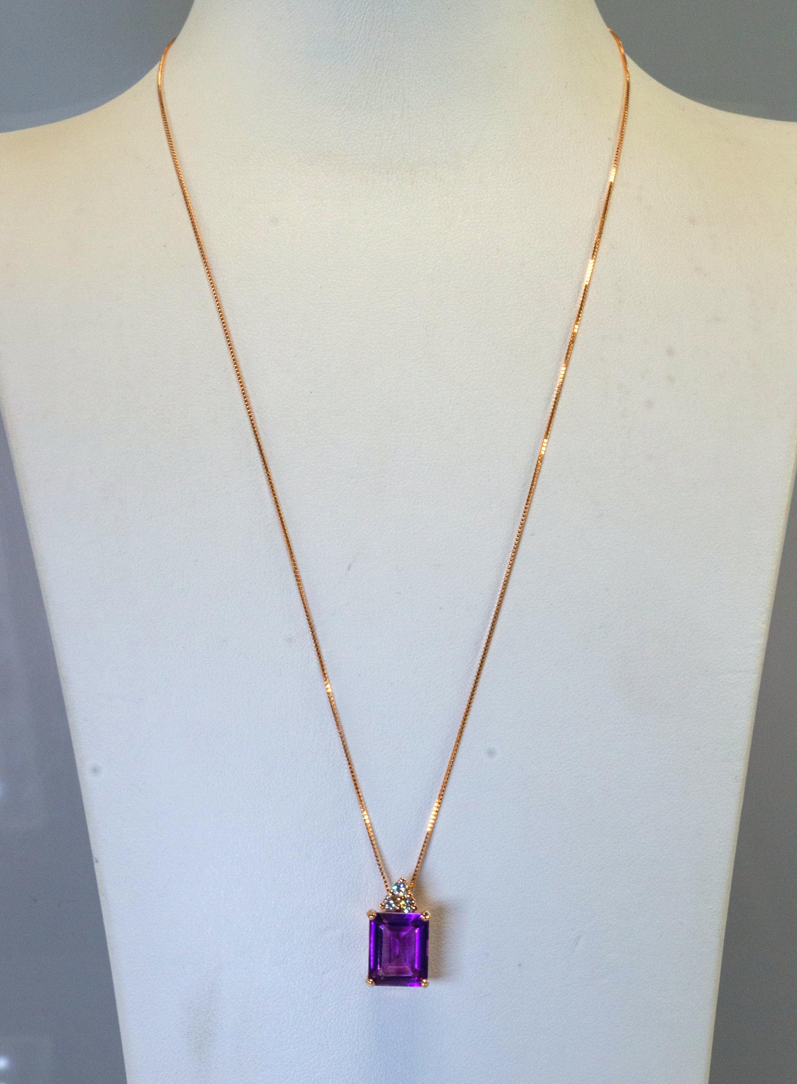 Chain and pendant in 18-carat pink gold with a splendid rectangular amethyst enriched by 3 diamonds arranged in a triangle at the top.
The pendant contains:
- 1 amethyst, emerald cut, dimensions 12 mm x 9 mm, 4.20 carats
- 3 natural diamonds,