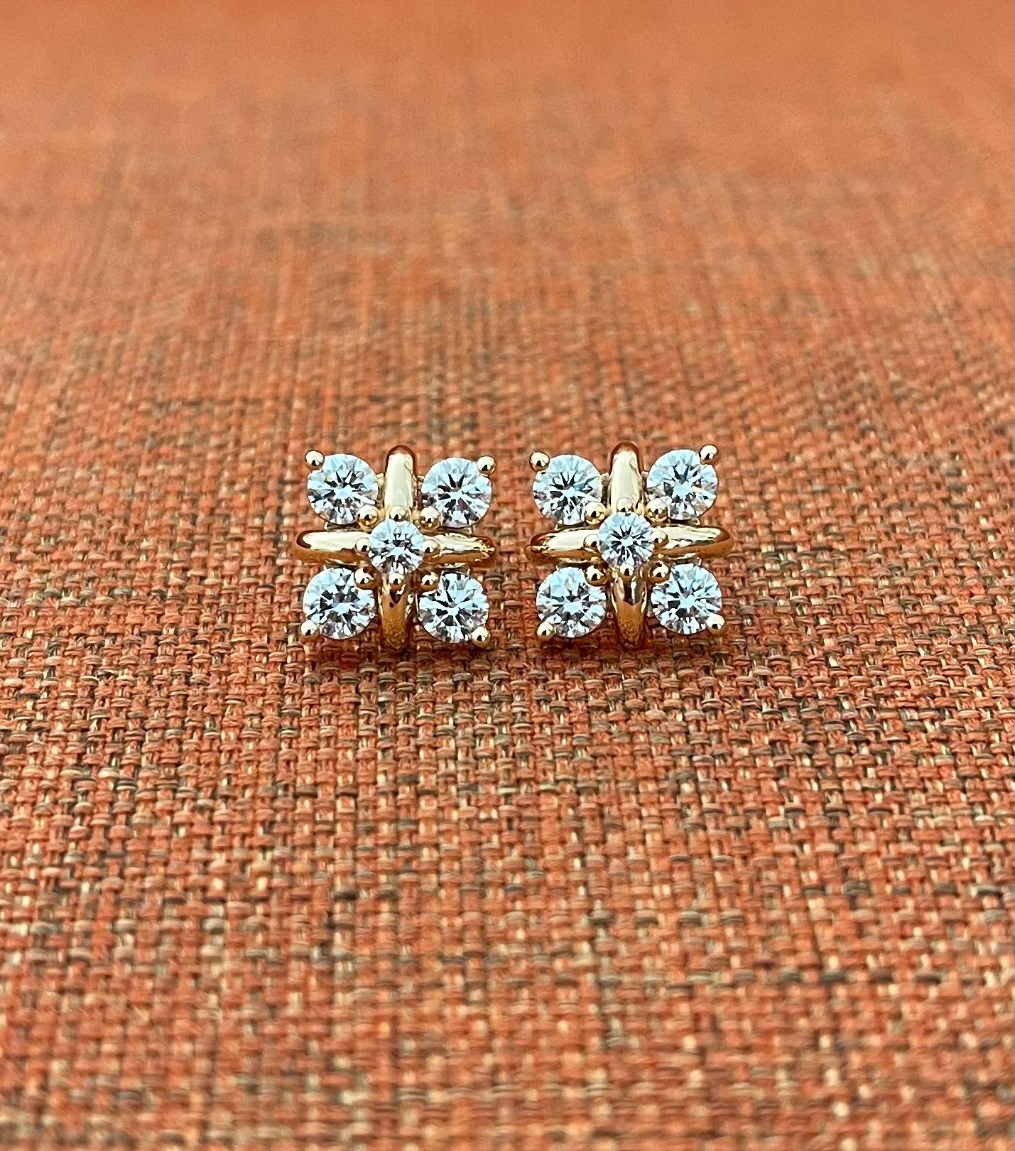 Rose Gold 2.17 TCW Diamond Earrings in 18K In New Condition For Sale In Bangkok, Bangrak