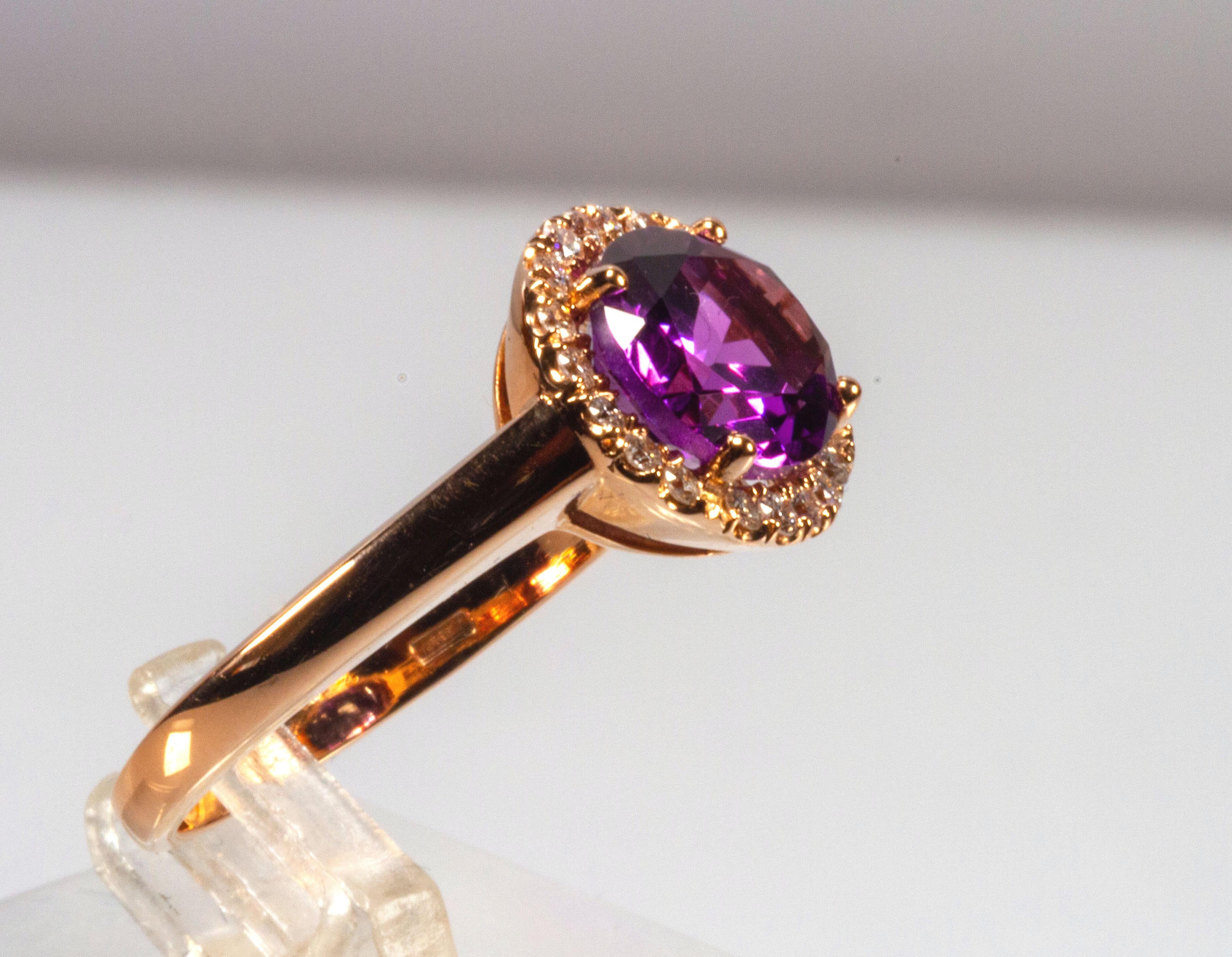 Graceful 18-carat rose gold ring with a faceted oval amethyst surrounded by diamonds set with the 