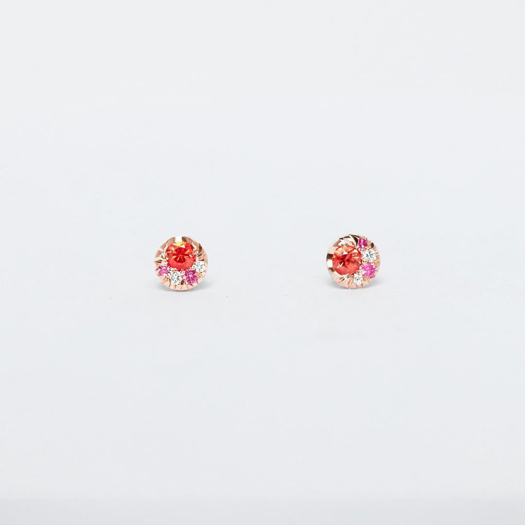 Realizzati a mano in Belgio dal designer di gioielli Joke Quick, senza alcuna fusione o stampa, questi orecchini a perno in oro rosa 18 K. mostrano  rari zaffiri Padparadscha e rari spinelli rosa vibranti. 

Ogni gemma viene raccolta a mano e