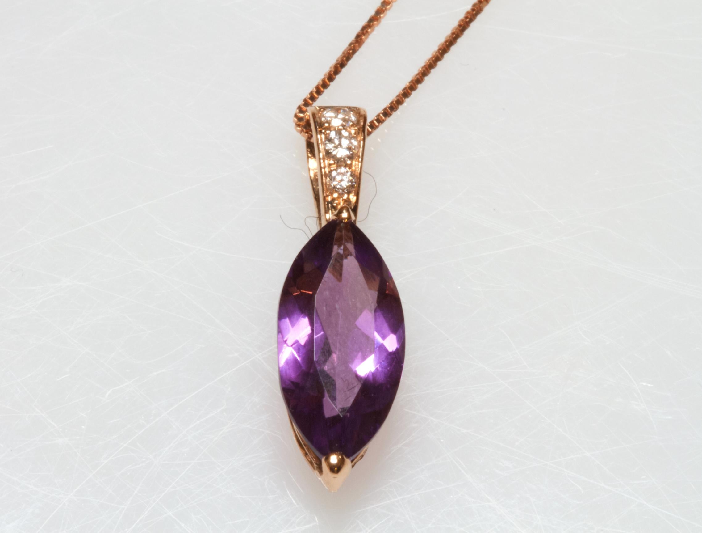 Elegant rose gold pendant with a beautiful navette-cut amethyst and diamonds at the top, accompanied by a rose gold chain.
The pendant contains:
- 1 navette cut amethyst, deep purple color, 1 cm x 0.8 cm, 5.00 carats
- 3 brilliant cut diamonds,