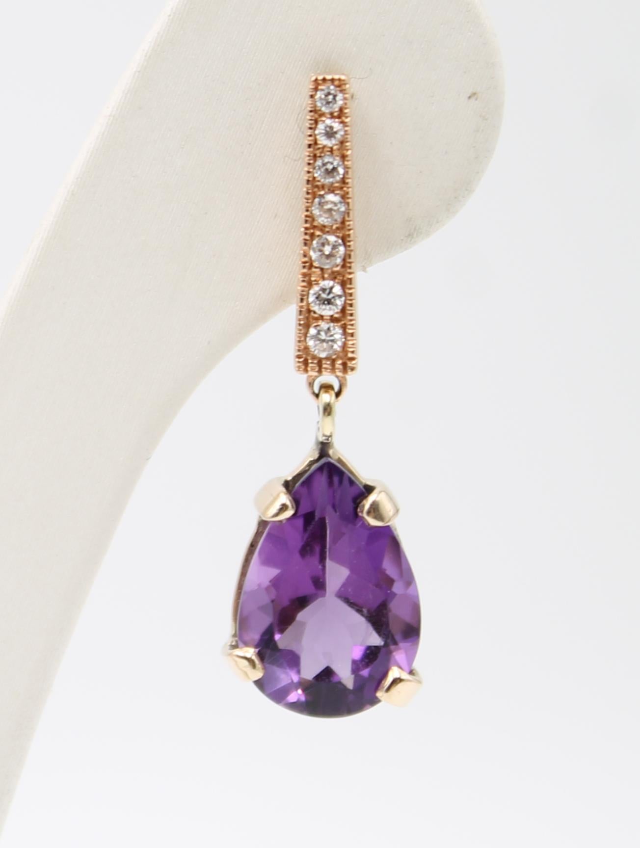 18 kt rose gold earrings with an elongated gold element with seven diamonds set in increasing size, from which hangs a drop of amethyst.
The earrings are handmade and contain:
- 2 amethysts, faceted teardrop cut, 18x9 mm, total carats 7.30
- 14