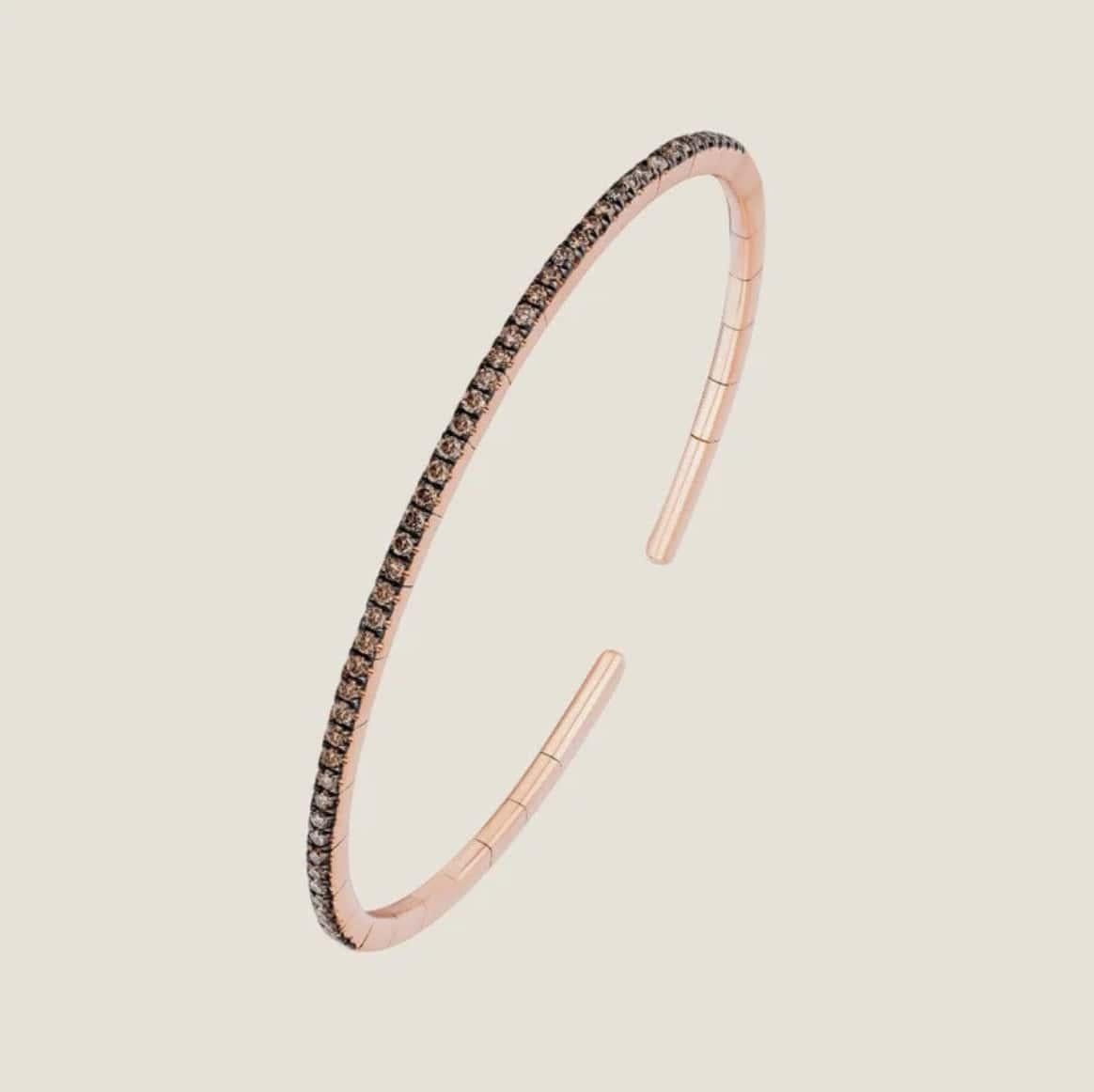 Brazalete de oro rosa y diamantes chocolate

Esta elegante pulsera, que puede llevar en cualquier ocasión, tiene incrustaciones de diamantes marrones alrededor de su fino marco. Completa el look con unos pendientes de oro rosa. 

Detalles
oro rosa