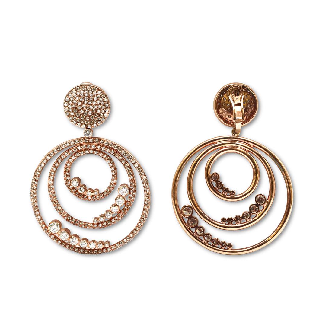 A stunning pair of chandelier earrings crafted in 18 karat rose gold. These earrings are designed as tangent circles set with an estimated 21.50 carats of glittering round brilliant cut diamonds (GH, VS, SI).
The earrings measure 2.86 inches in