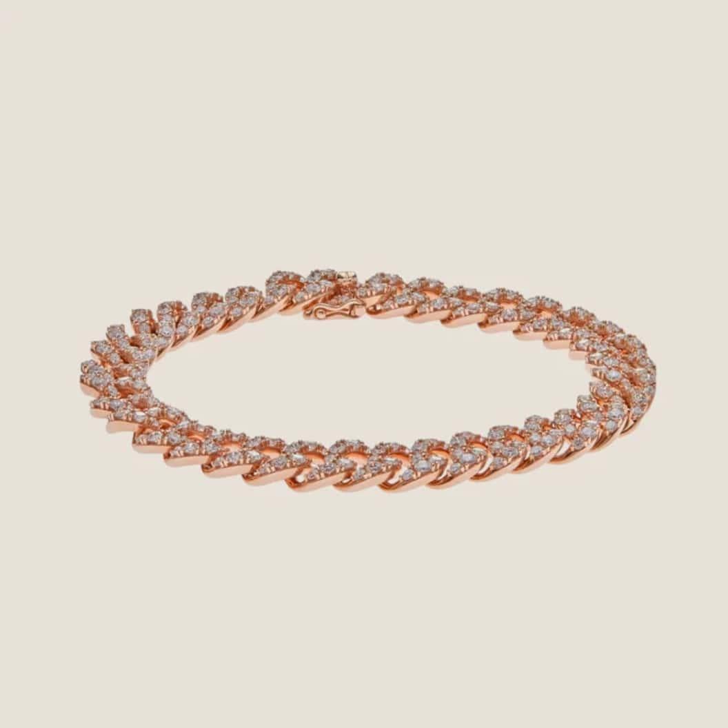 Bracciale cubano in oro rosa e diamanti A Link

Fai una bella figura con questo bracciale a maglie cubane con diamanti in oro rosa 18k. È un gioiello che puoi abbinare a qualsiasi cosa del tuo guardaroba. Rimboccati le maniche e lascia che i
