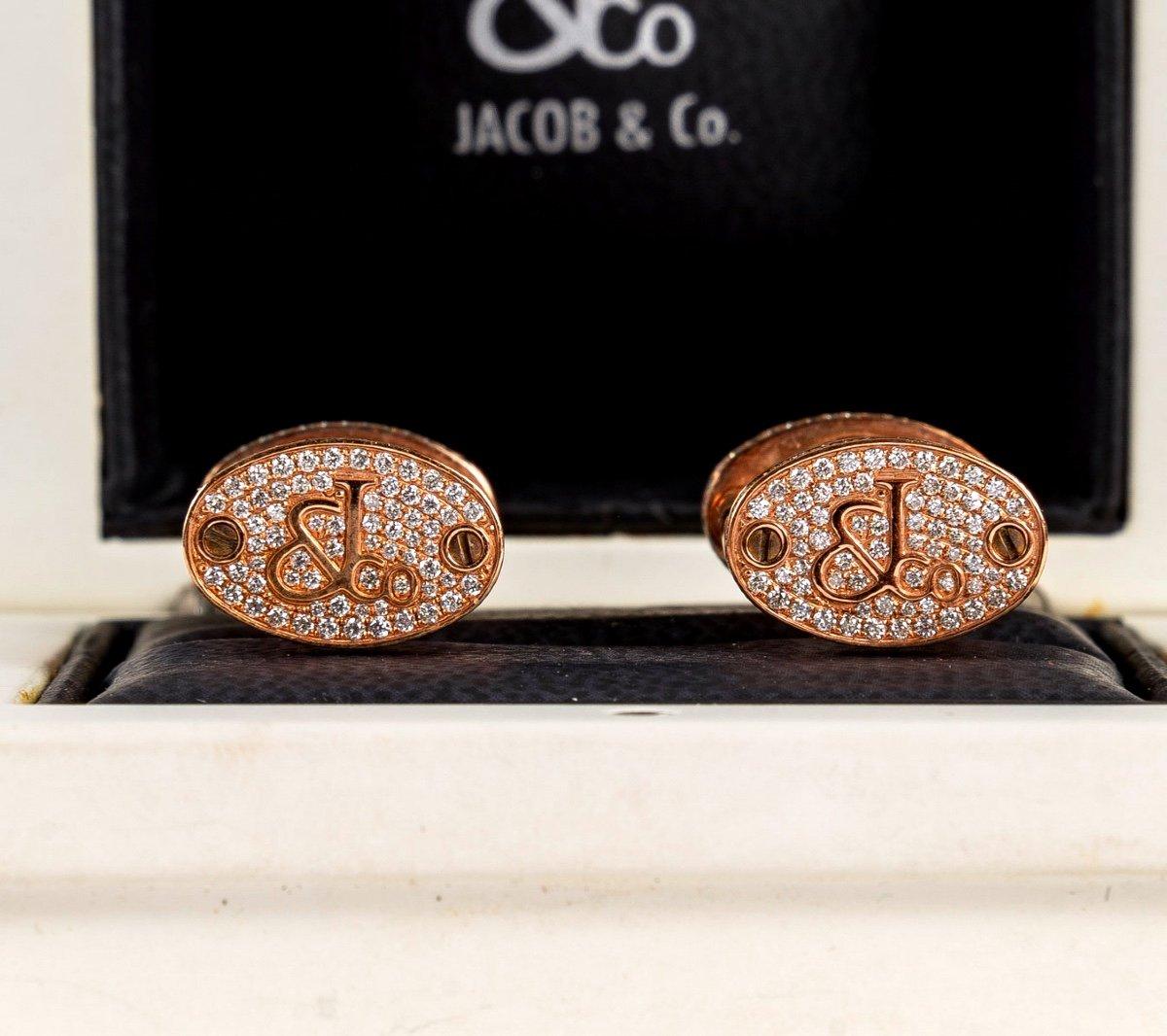 Sumptuous pair of cufflinks from the house of Jacob & Co.

These 18-carat rose gold, hourglass-shaped cufflinks are adorned with 568 brilliant-cut diamonds with a total value of 2.00 carats, to which are added 1 .00 carat of floating