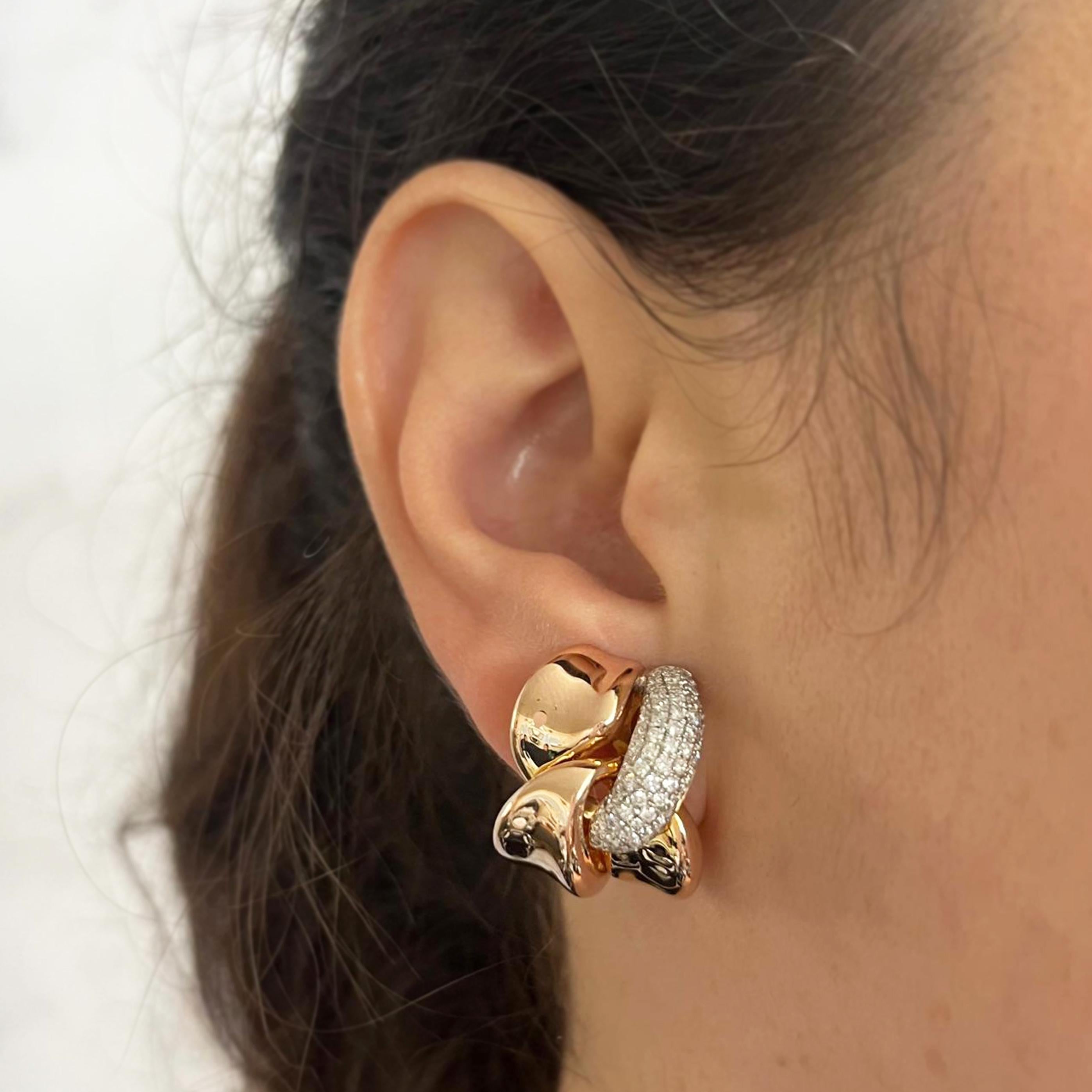 Ohrringe aus 14 Karat Roségold mit 120 runden Diamanten im Brillantschliff mit einer Reinheit von VS und einer Farbe von G von insgesamt etwa 1,50 Karat. Halber Reif mit durchbrochener Stange und Omega-Clipverschluss. Beitrag auf Anfrage entfernt.