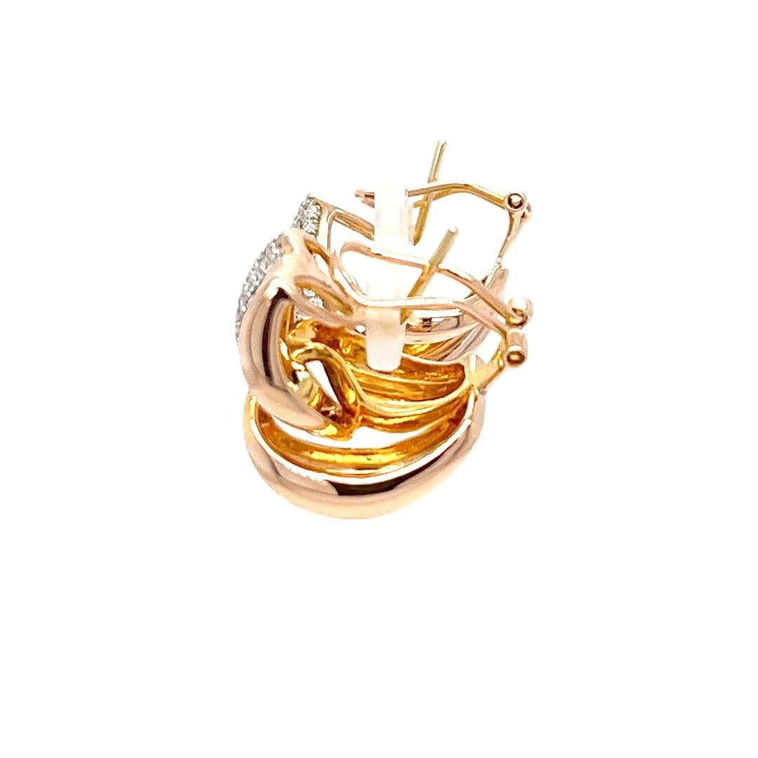 Ohrringe aus Roségold und Diamant mit geschwungenem, gepflastertem Link (Rundschliff) im Angebot