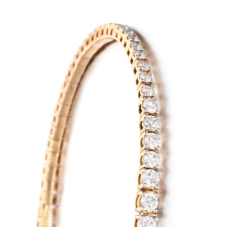  Flexible design, composed of round brilliant-cut diamonds.
- Diamonds weighing a total of approximately 1.40 carats
- 18 karat rose gold
- Total weight 11.14 grams
- Inner circumference 6¾