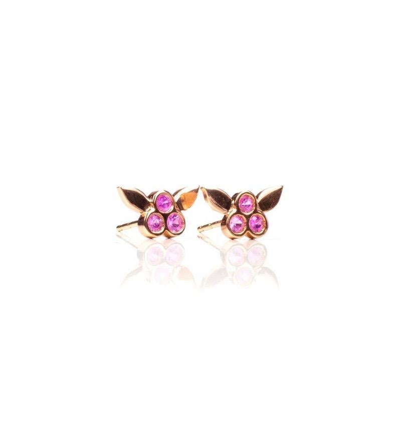 Handgefertigt aus 9 Karat Roségold haben diese zierlichen kleinen Ohrringe auf jeder Seite 3 rosafarbene Saphire, die die Blumen bilden, die zusammen etwa 0,30 Karat wiegen. Als Teil unserer Princess Collection'S werden sie auf Bestellung und nach