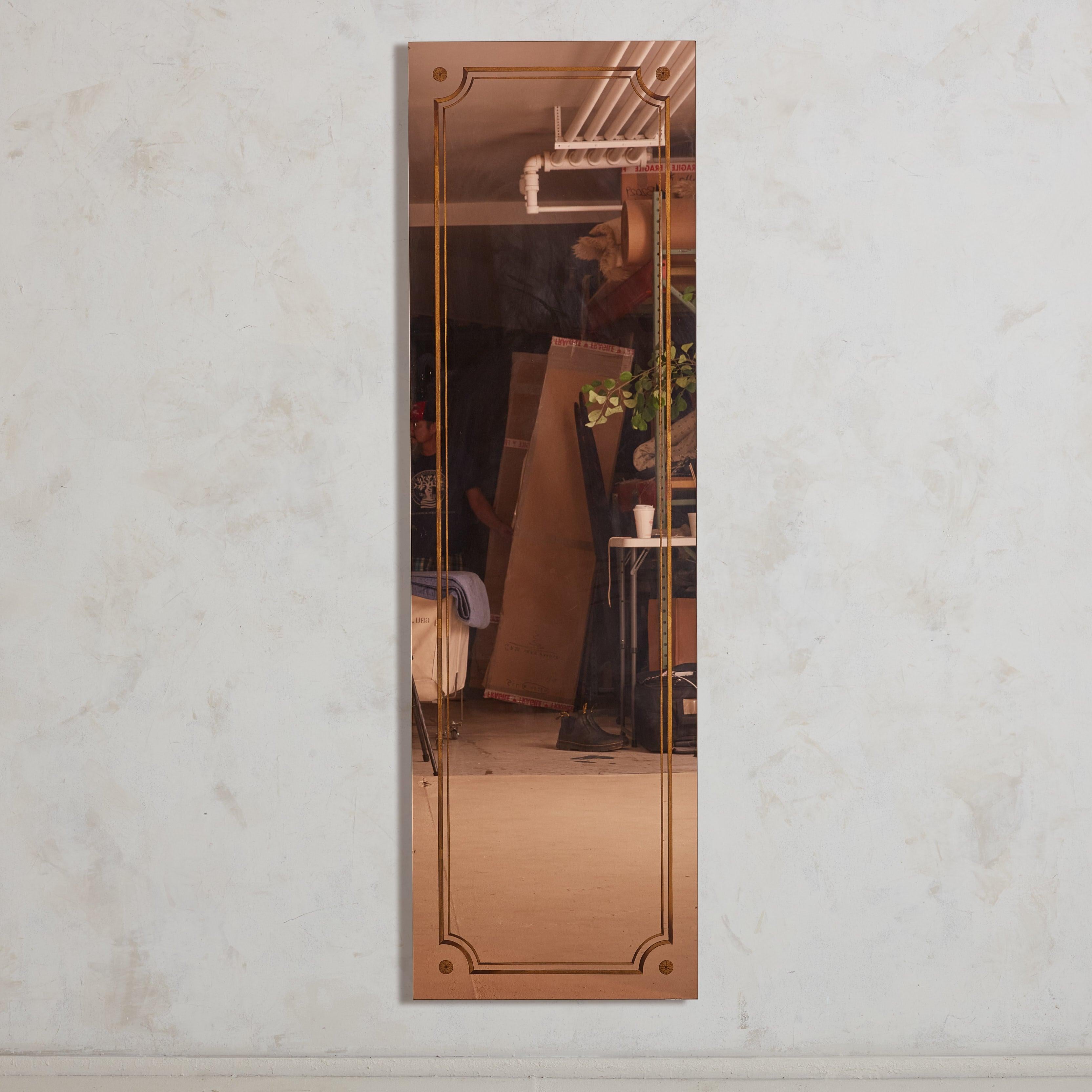Questo specchio francese in oro rosa, pezzo pregiato degli anni '20, è stato recuperato da una pittoresca e poco illuminata brasserie nel sud della Francia. Il suo design su larga scala è graziosamente delineato da dettagli geometrici dorati che ne