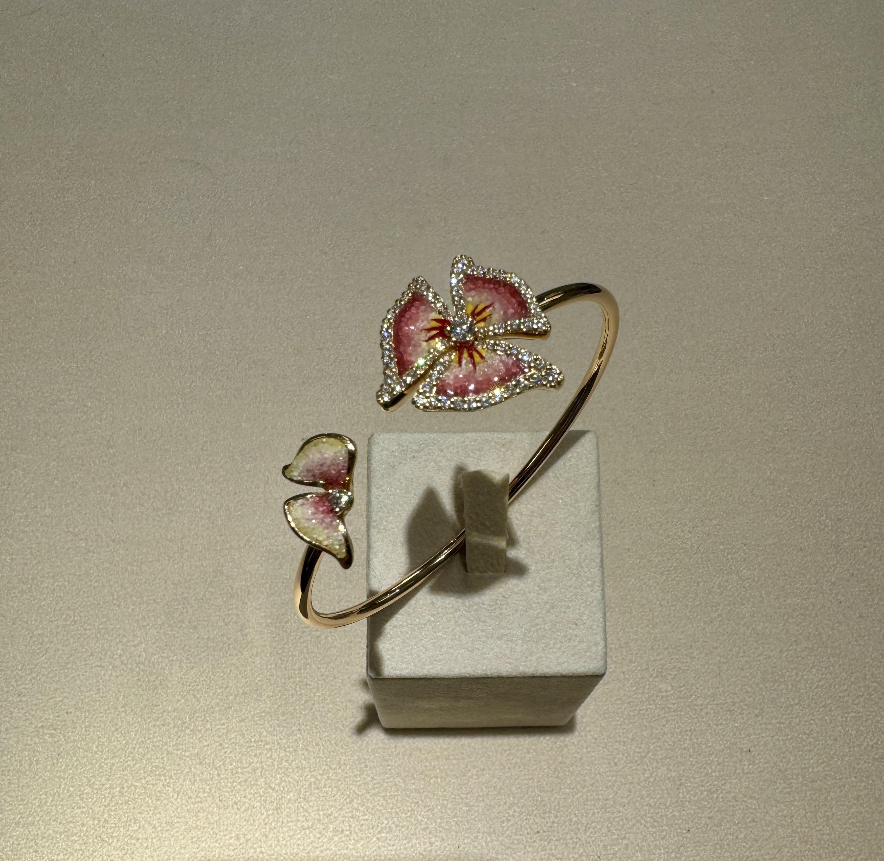 Bangle in oro rosa con micromosaico decorato a mano e diamanti bianchi In condizioni Nuovo in vendita a London, GB