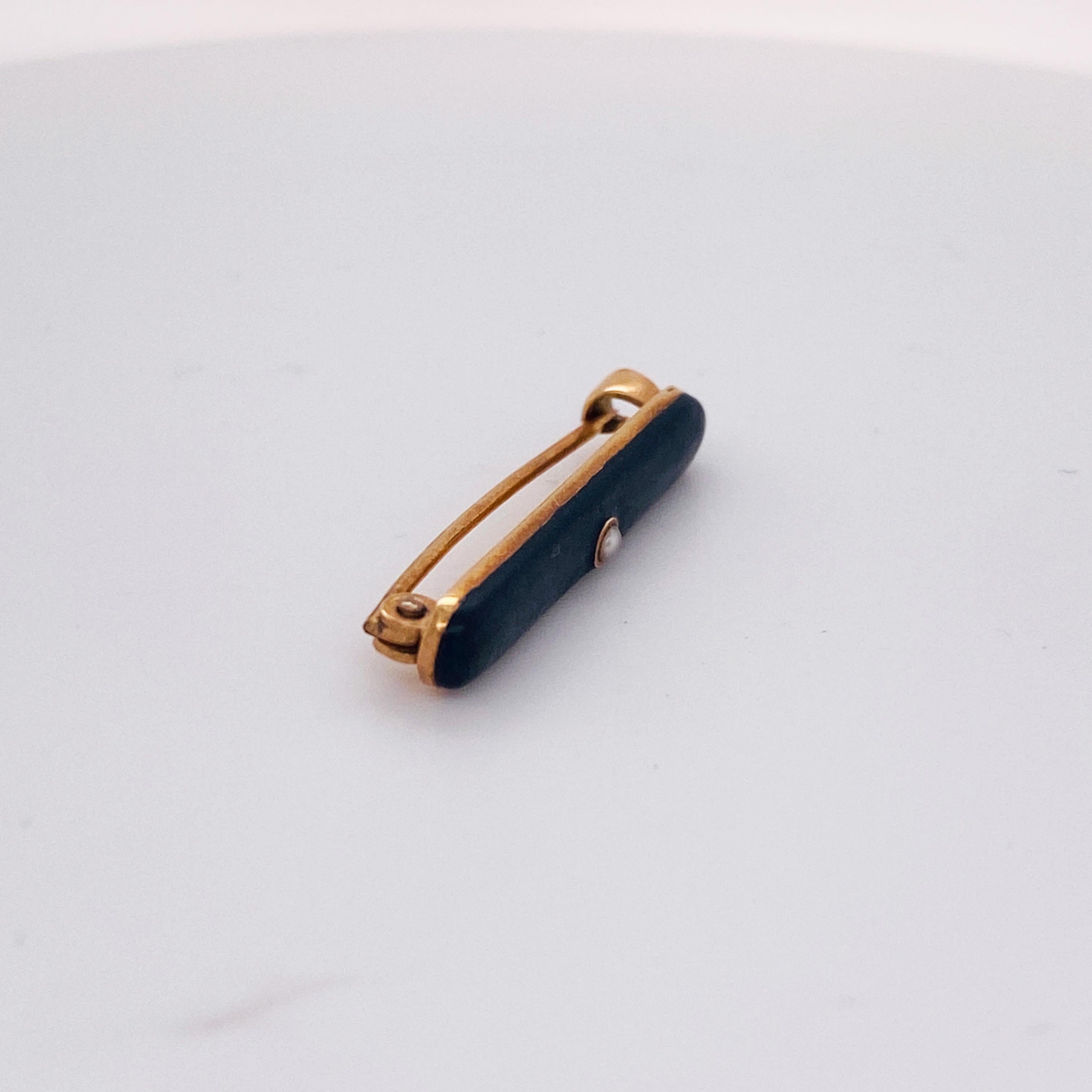 Diese kleine schwarze Emaille-Bar-Anstecknadel hat eine wunderschöne Zuchtperle in der Mitte und das Gold ist 14 Karat Roségold. Dies ist eine Retro-Anstecknadel mit den Farben Rosa, Schwarz und Weiß. Die Anstecknadel ist etwa 1,25 cm lang und kann