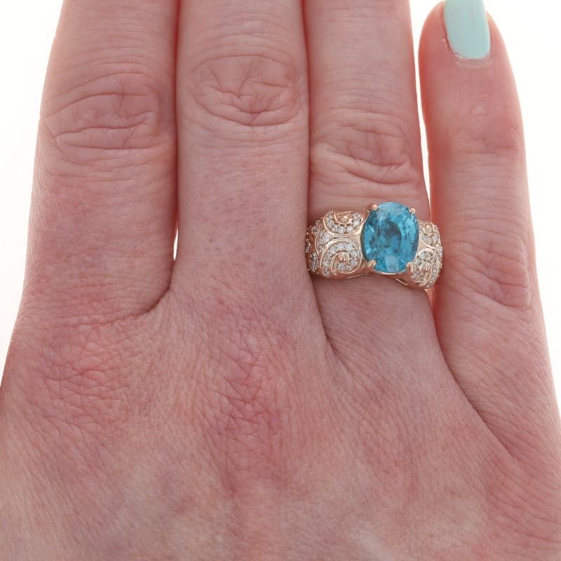 Taglio ovale Anello in oro rosa con diamante zircone blu - 18k Oval 5.70ctw Flourishing Scroll in vendita