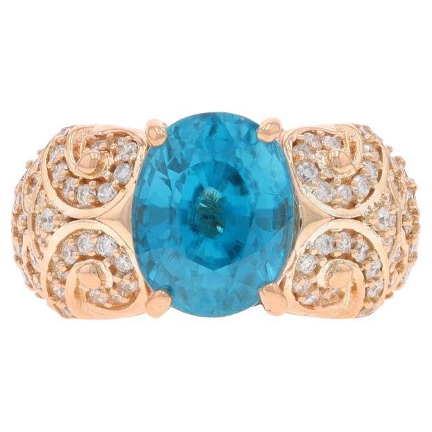 Anello in oro rosa con diamante zircone blu - 18k Oval 5.70ctw Flourishing Scroll in vendita