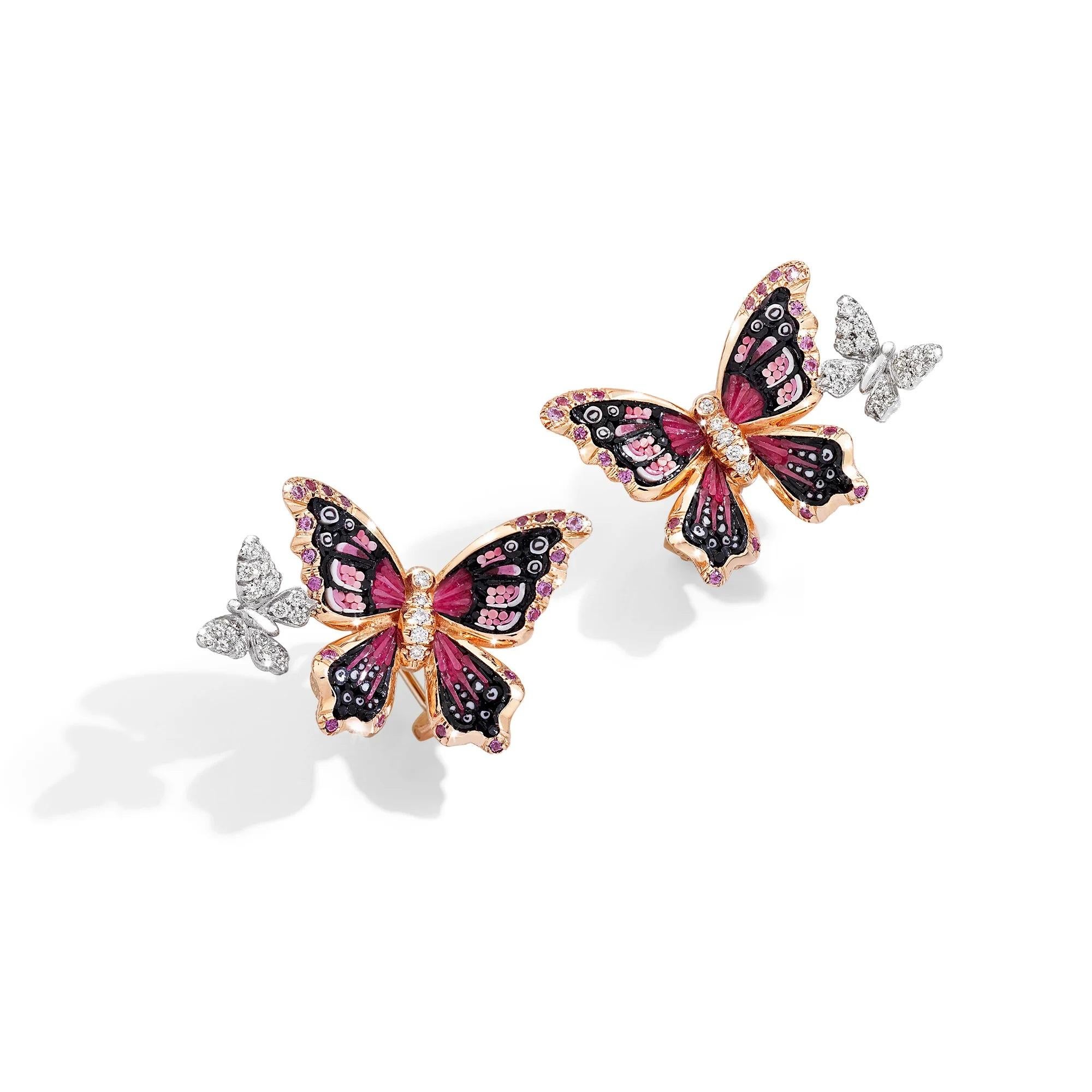 The micromosaic decoration of these lobe earrings evokes the small 